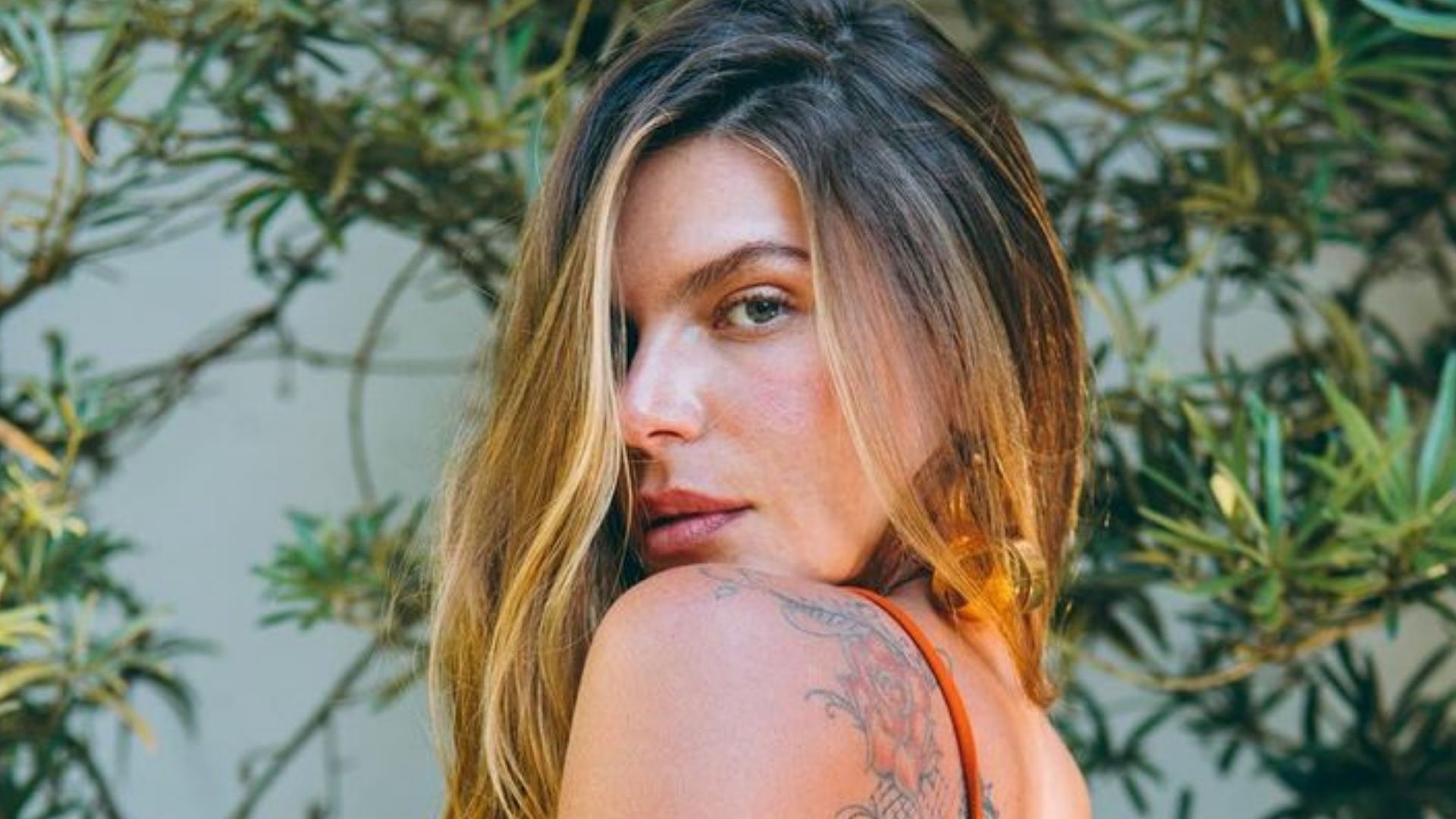 Esposa de Cauã Reymond posa de biquíni e exibe curvas sensacionais: “Babando”