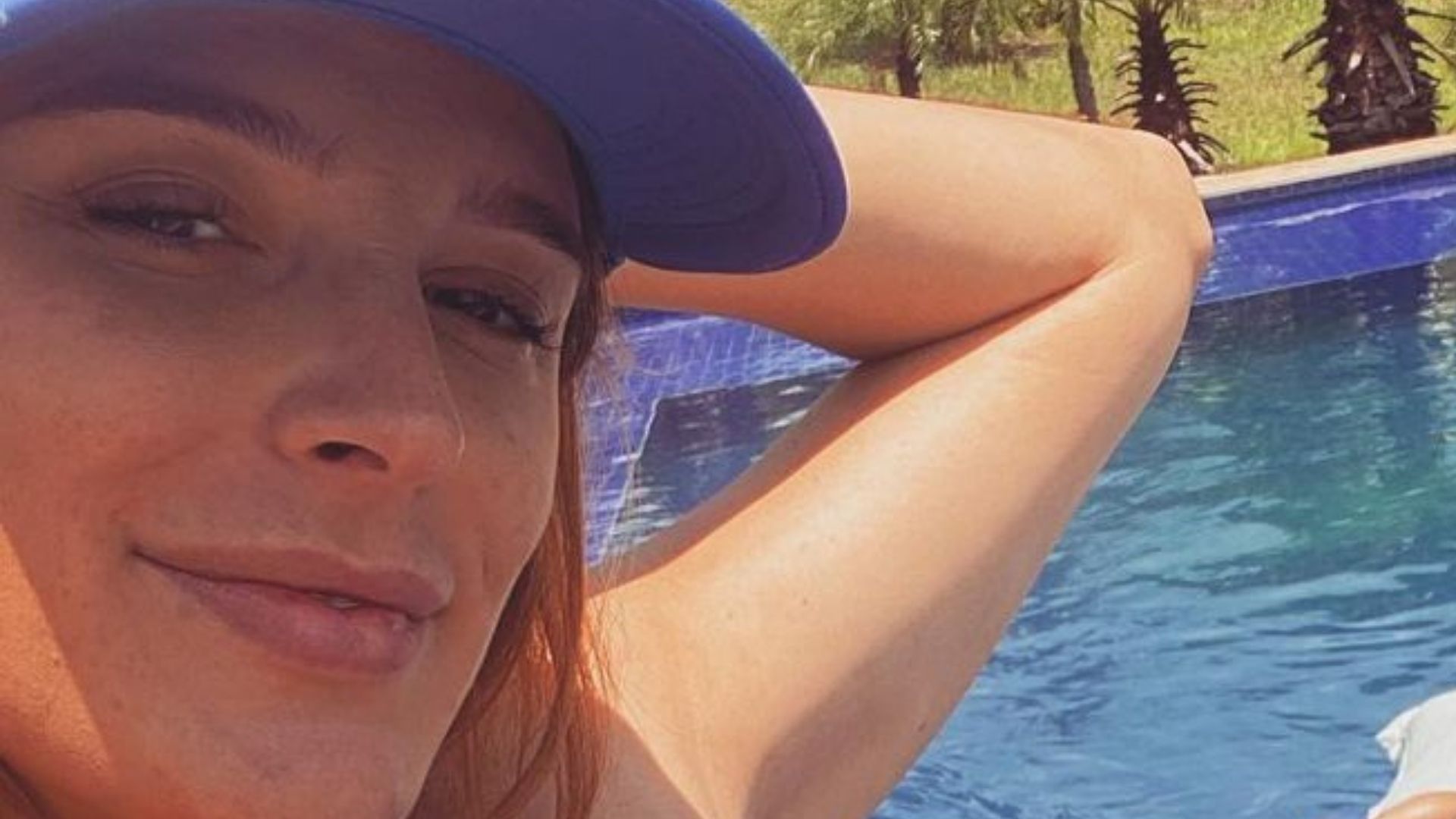 Esposa de Felipe Andreoli posa de biquíni e exibe barrigão: “Leon em destaque”