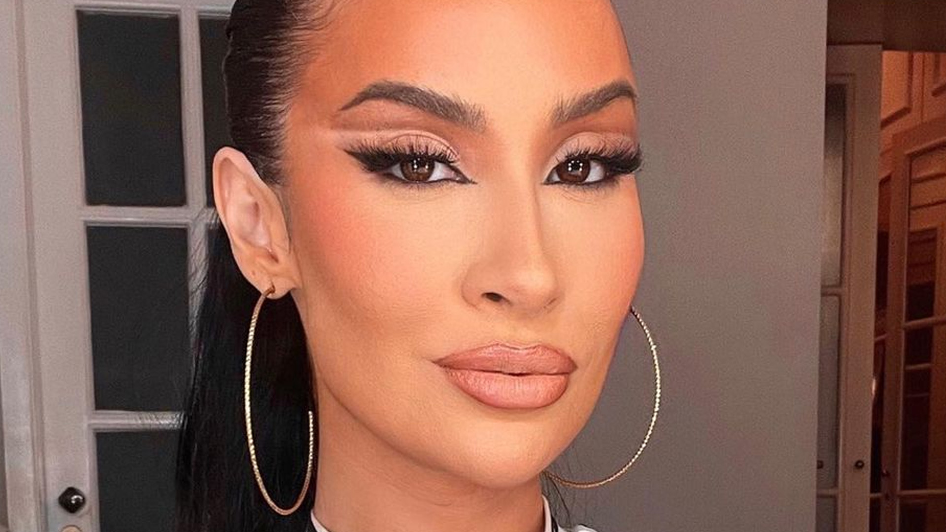 Ex-BBB Bianca Andrade rouba a cena com vestido curtíssimo em festa de Anitta: “Gata”