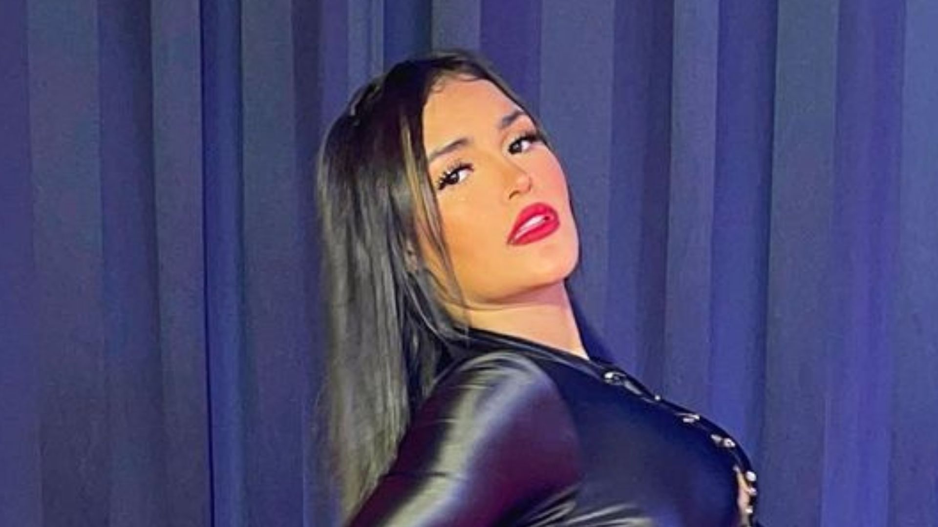 Ex-BBB Flay deixa pernões de fora em look ousado e quase mostra demais: “Musa”