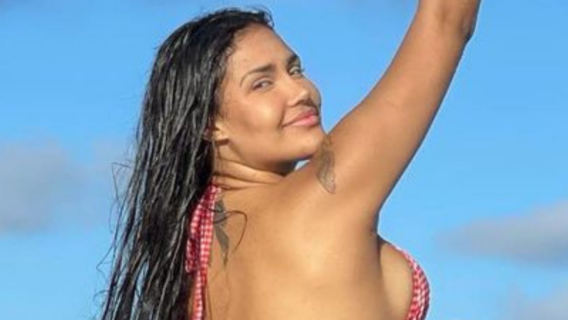 Ex-BBB Flay empina bumbum gigante em cima do jetski e impressiona: “Mulherão”