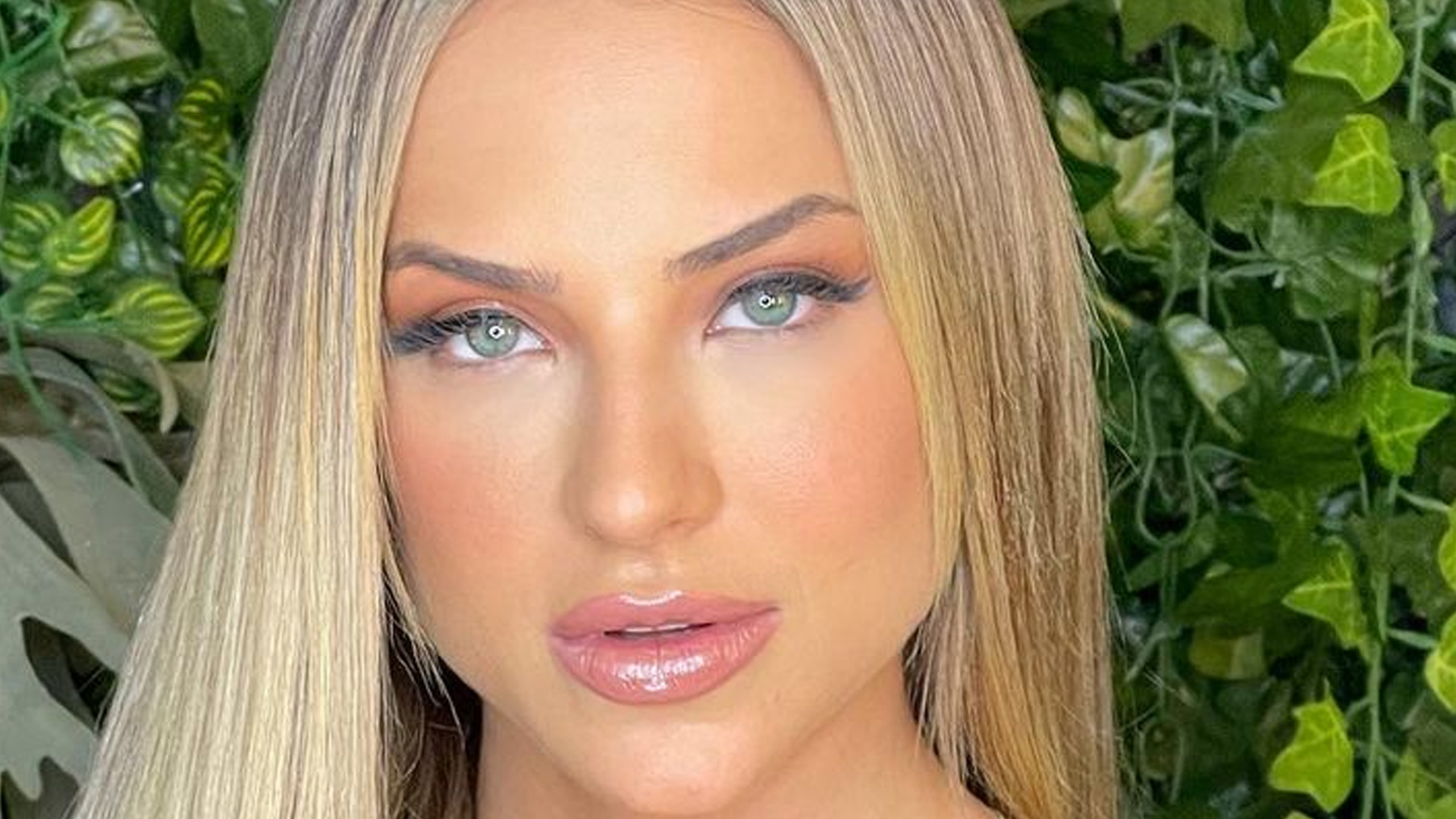 Ex-BBB Gabi Martins volta a ser loira e exibe visual sem sutiã: “Melhor versão”