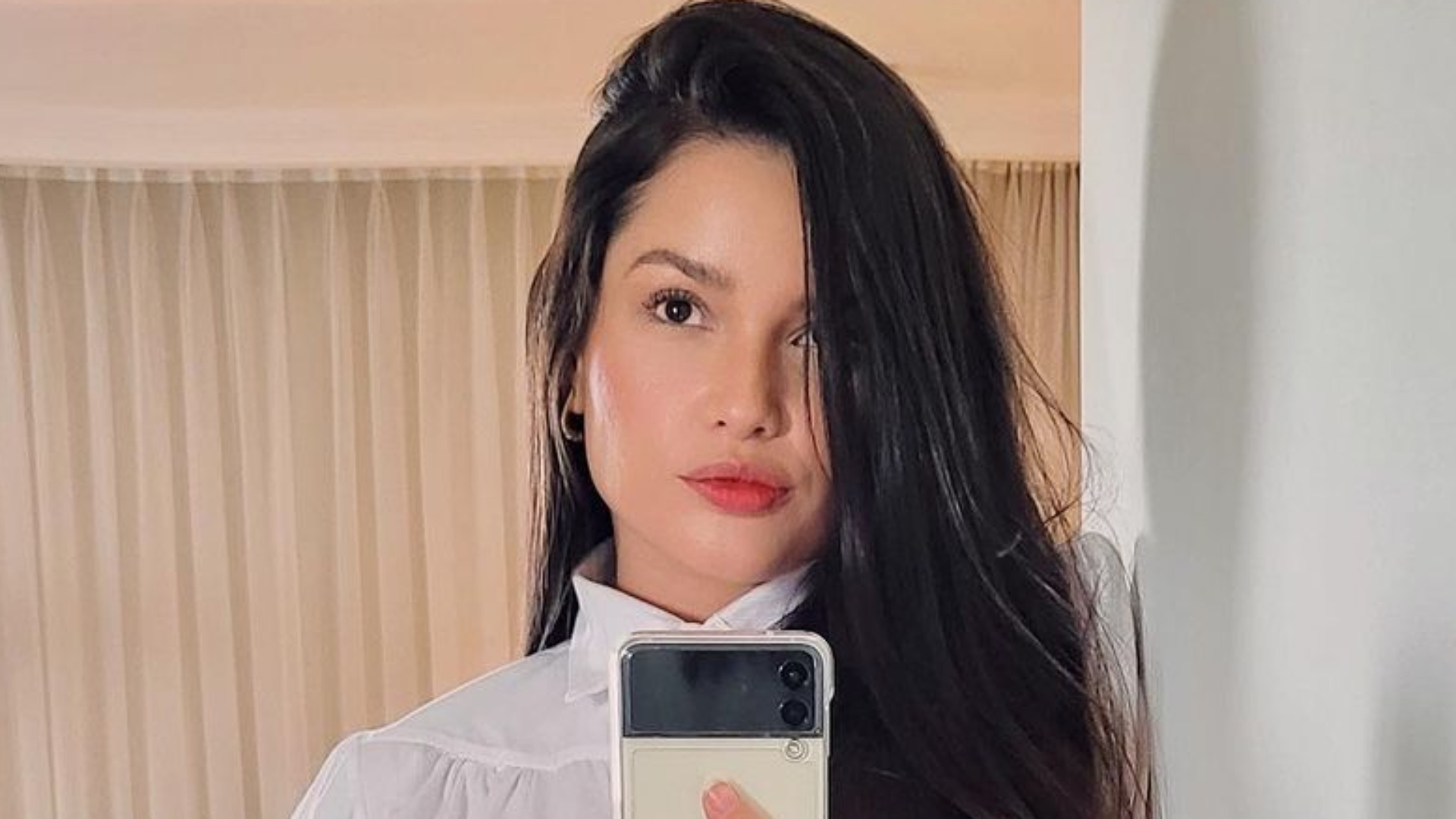 Só de camisa, ex-BBB Juliette dispensa parte de baixo da roupa e provoca fãs