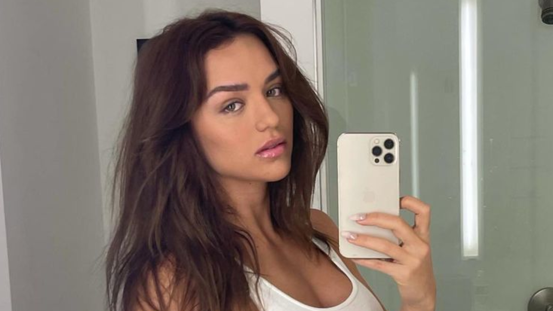 Só de calcinha, ex-BBB Rafa Kalimann dispensa parte de baixo da roupa: “Que pernão”