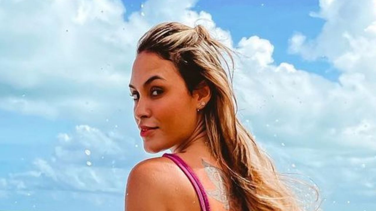 Ex-BBB Sarah Andrade posa de biquíni fininho e exibe bumbum avantajado: “Eita que mulherão”