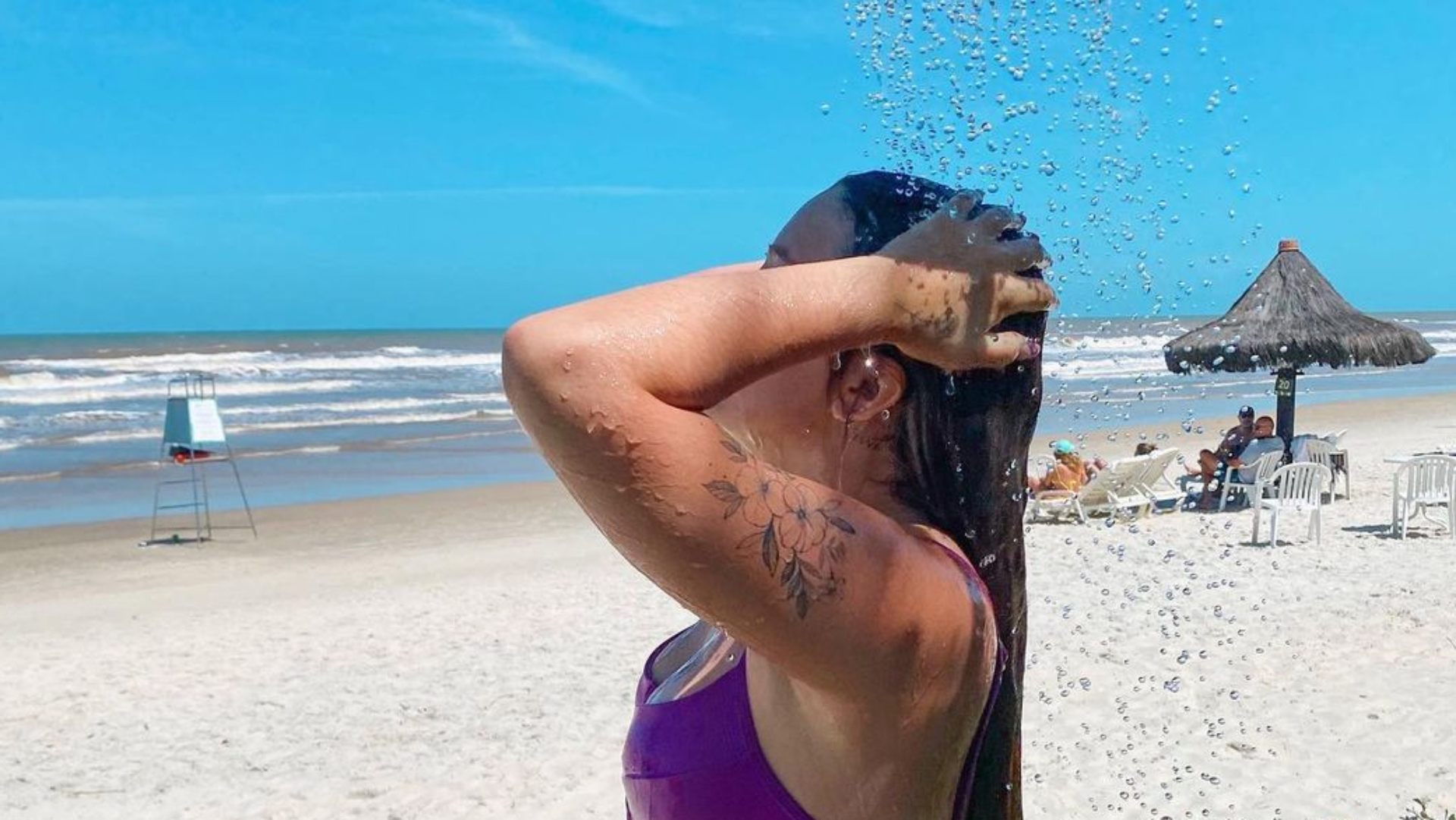 Ex-BBB Viih Tube diverte fãs ao surgir tomando banho de chuveiro: “Cena rara”