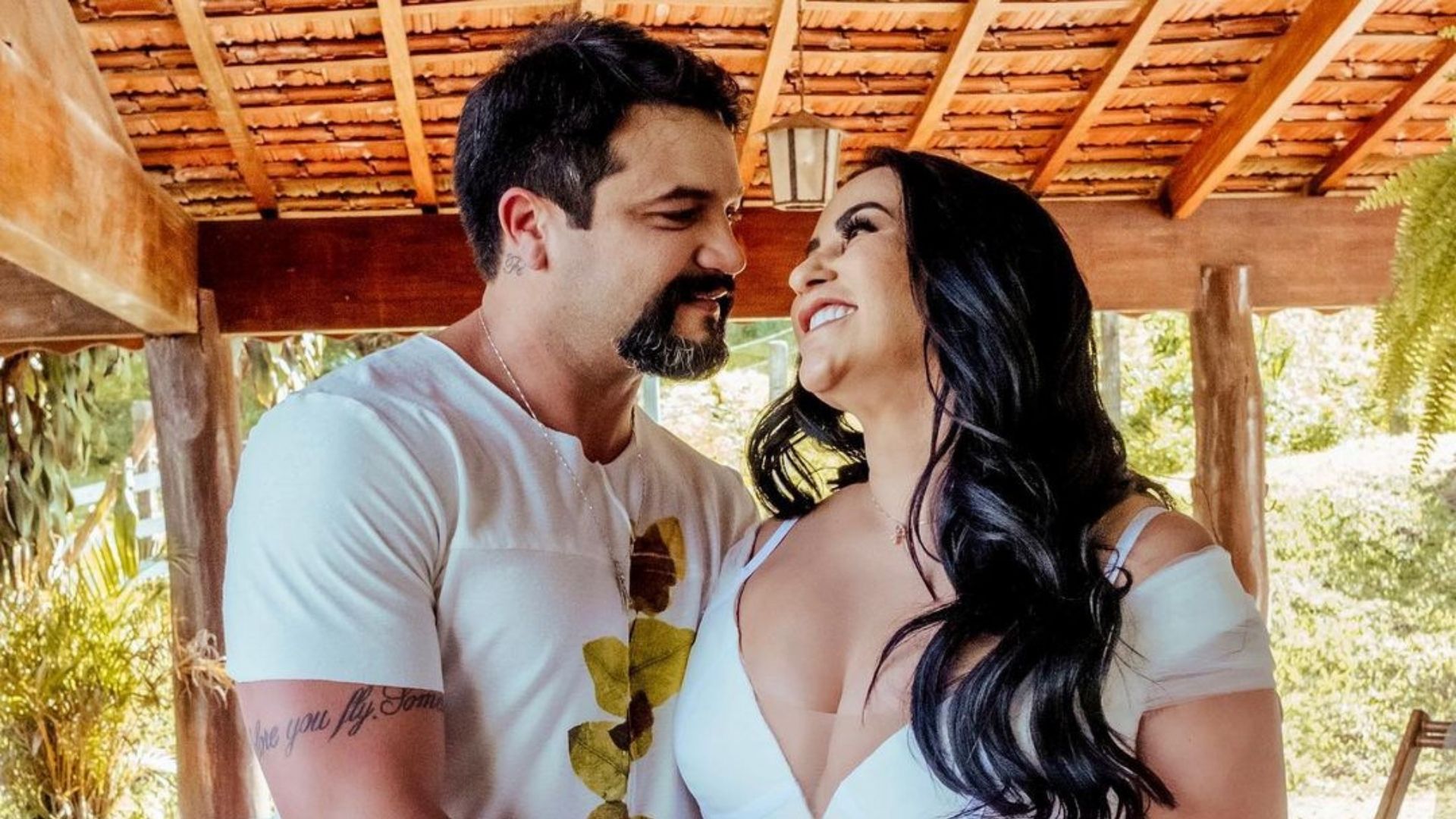 Aos 41 anos, Fabiola Gadelha descobre sexo do bebê em chá revelação