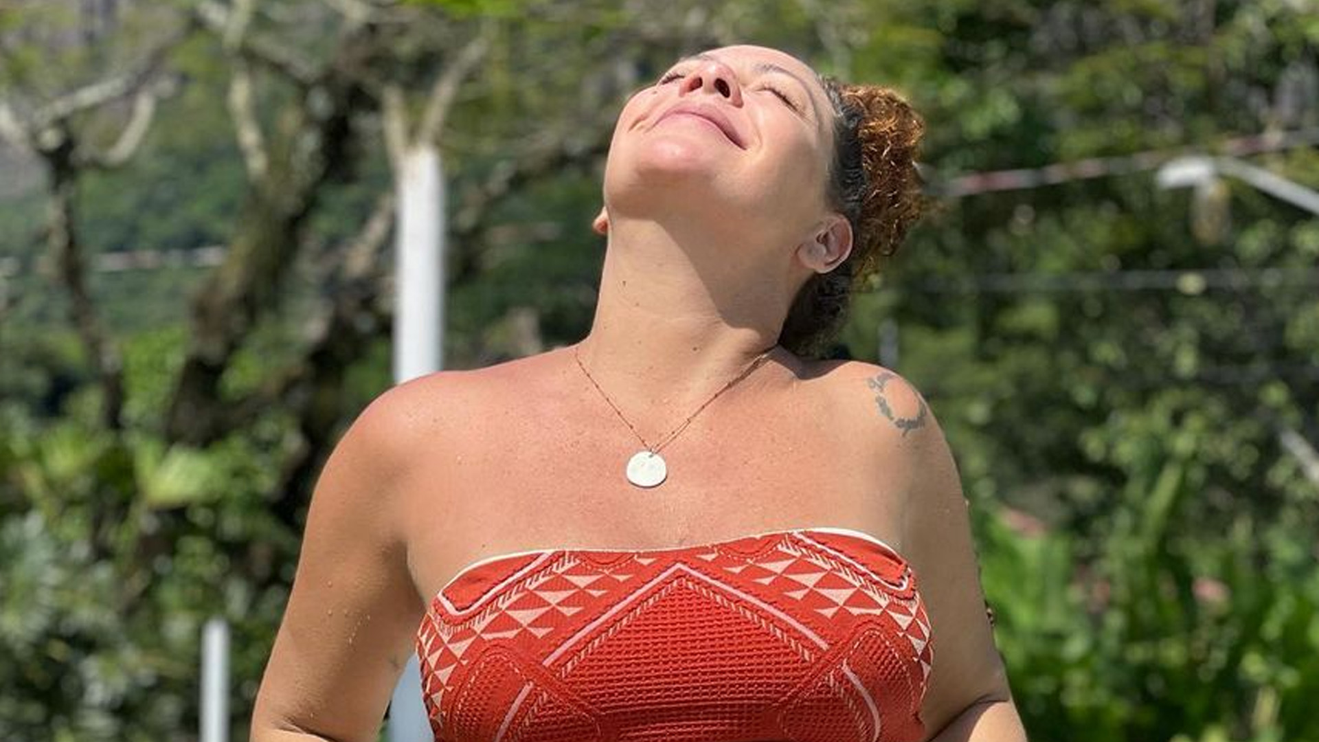 Fabiula Nascimento posa de biquíni com barrigão de gêmeos estourando: “Linda”