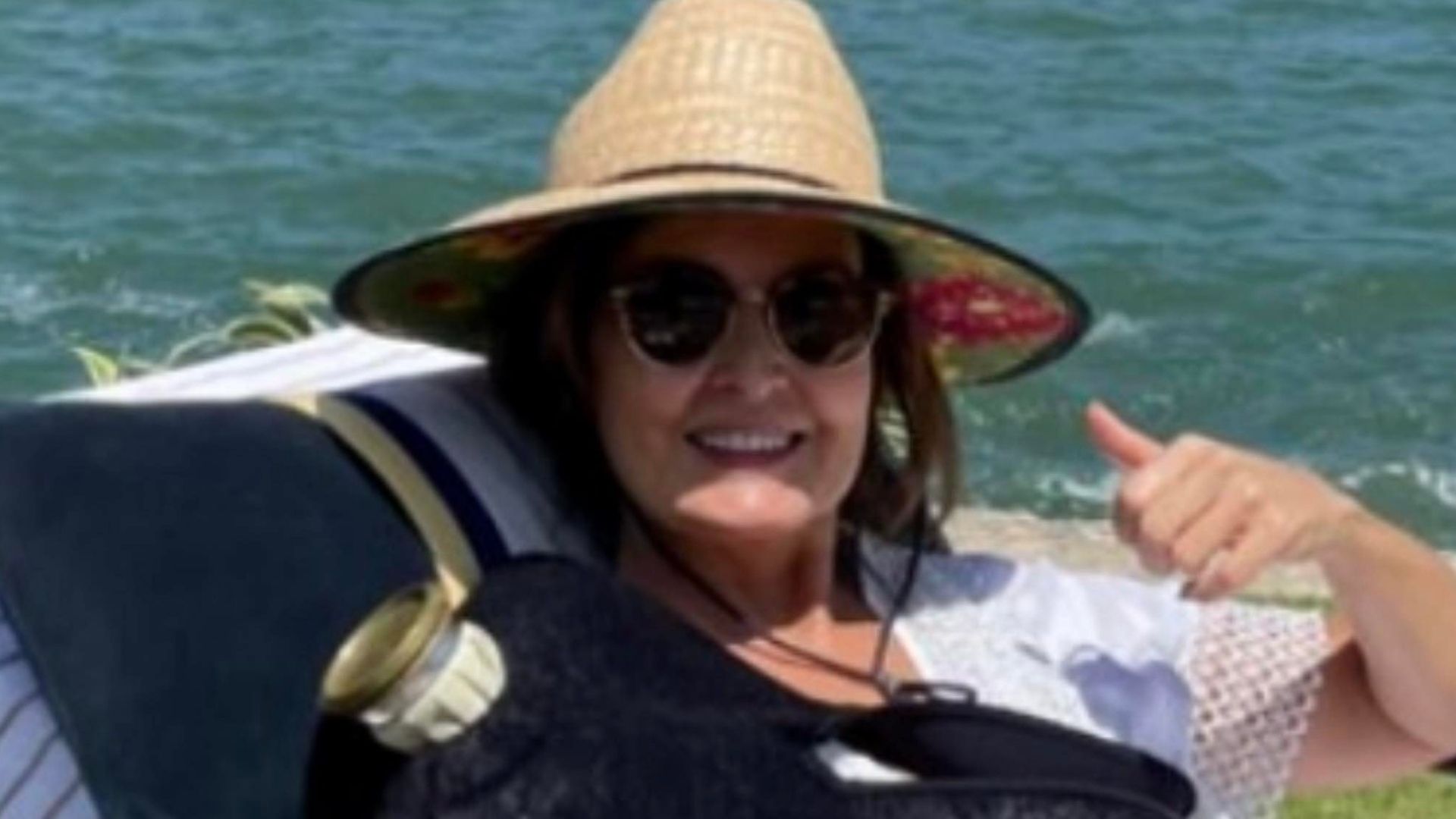 Fátima Bernardes posa confortável e exibe suas lindas pernas: “Tudo fica melhor”