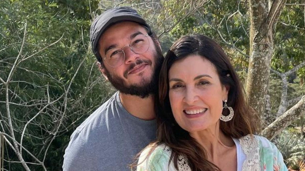 Apaixonada, Fátima Bernardes celebra quatro anos de namoro com Túlio Gadêlha: “Motivo para sorrir”