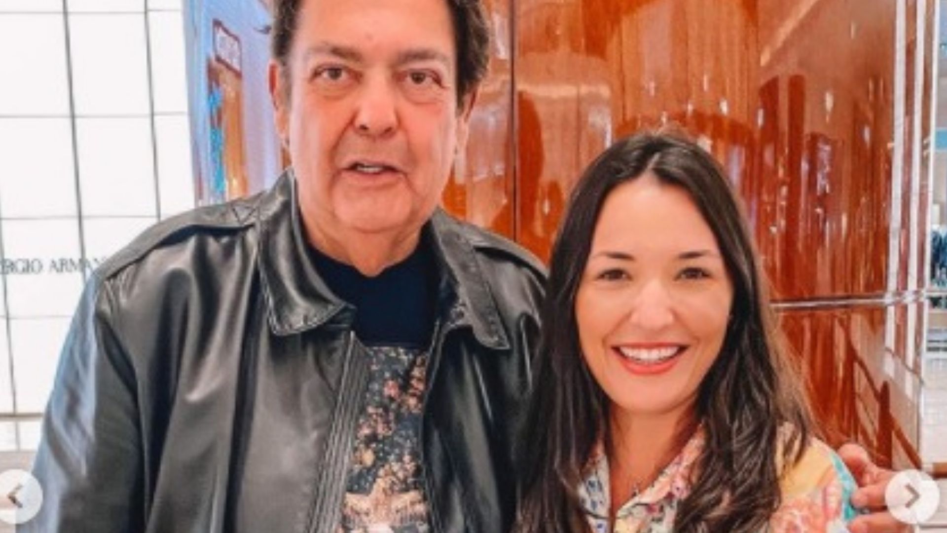 Encontro inusitado! Fausto Silva é tietado em Dubai pela humorista Bia Napolitano