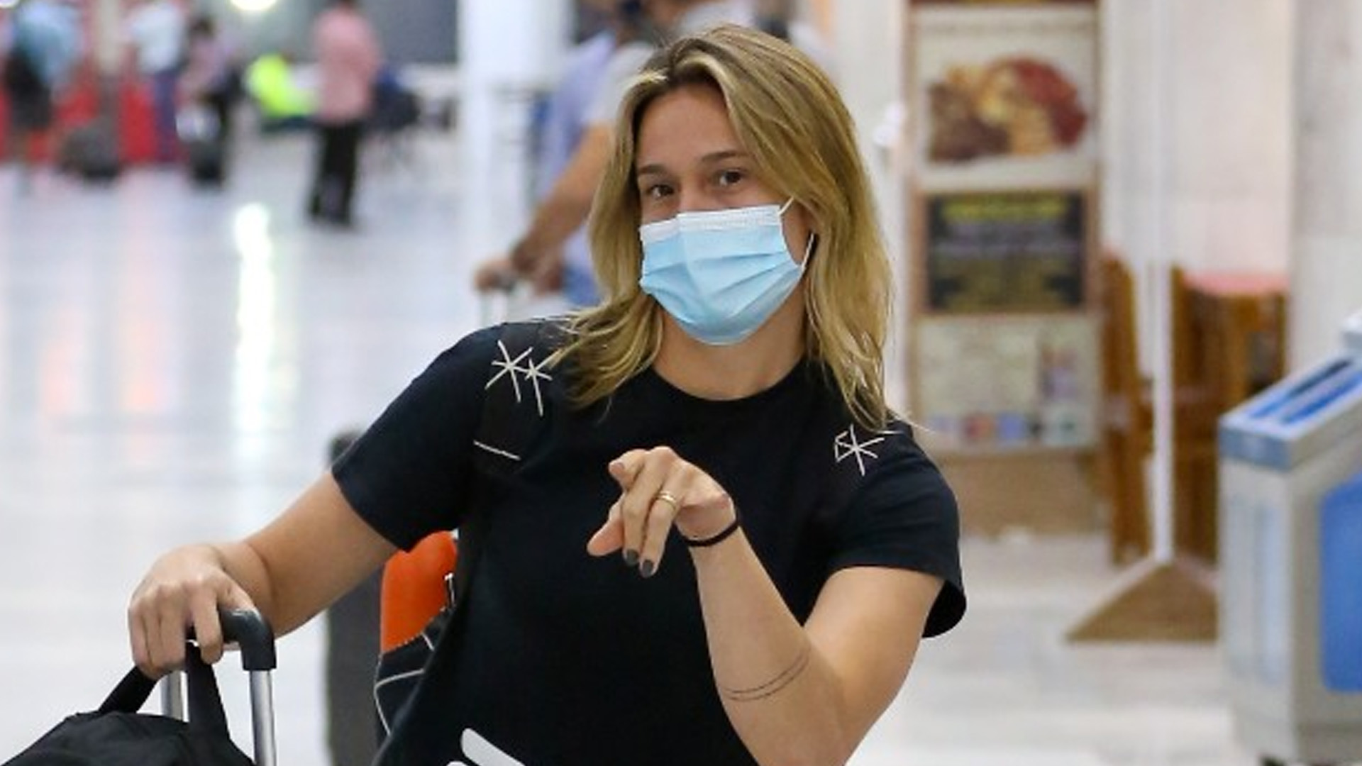 Fernanda Gentil esbanja simpatia e faz pose com filho e esposa