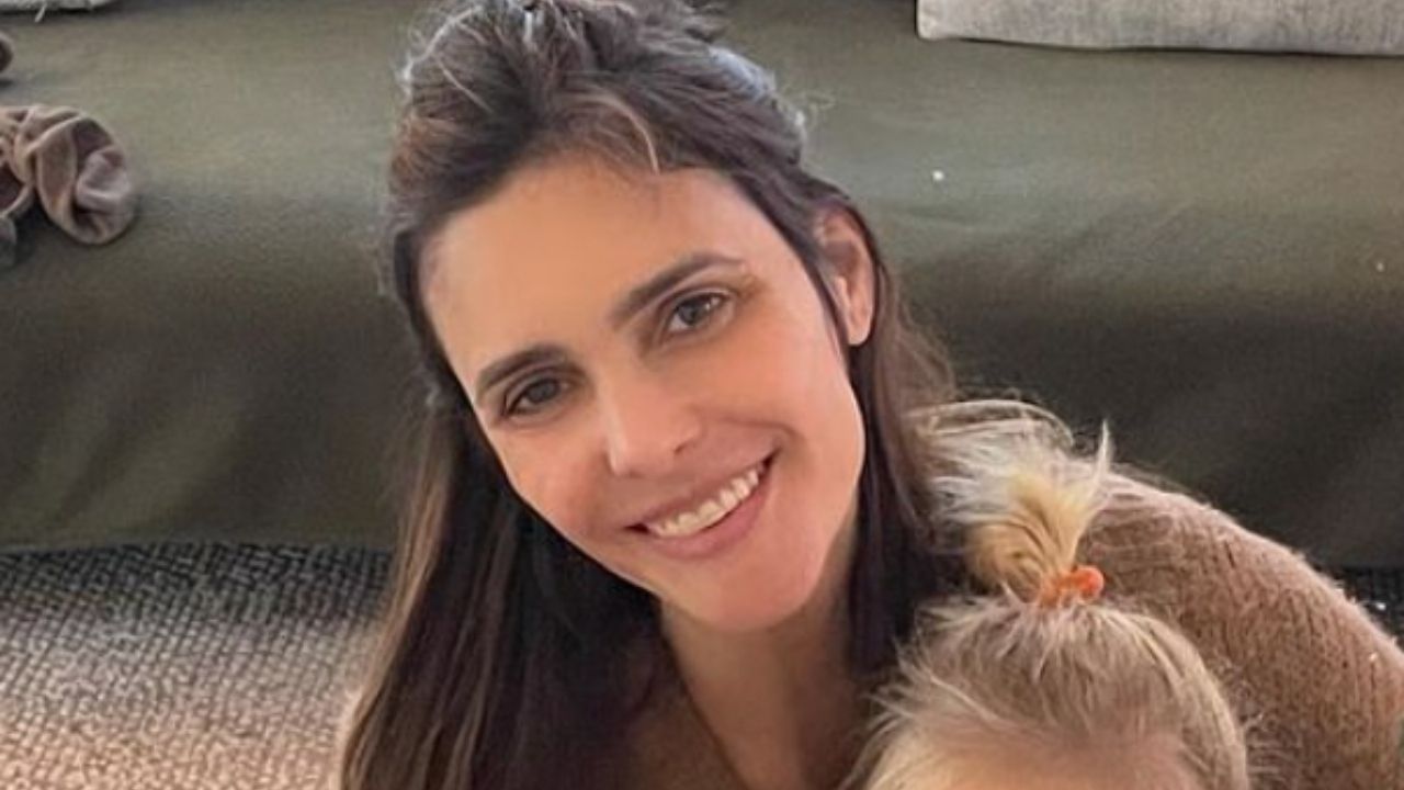Fernanda Lima aparece com a filha no colo e semelhança impressiona: “São idênticas”