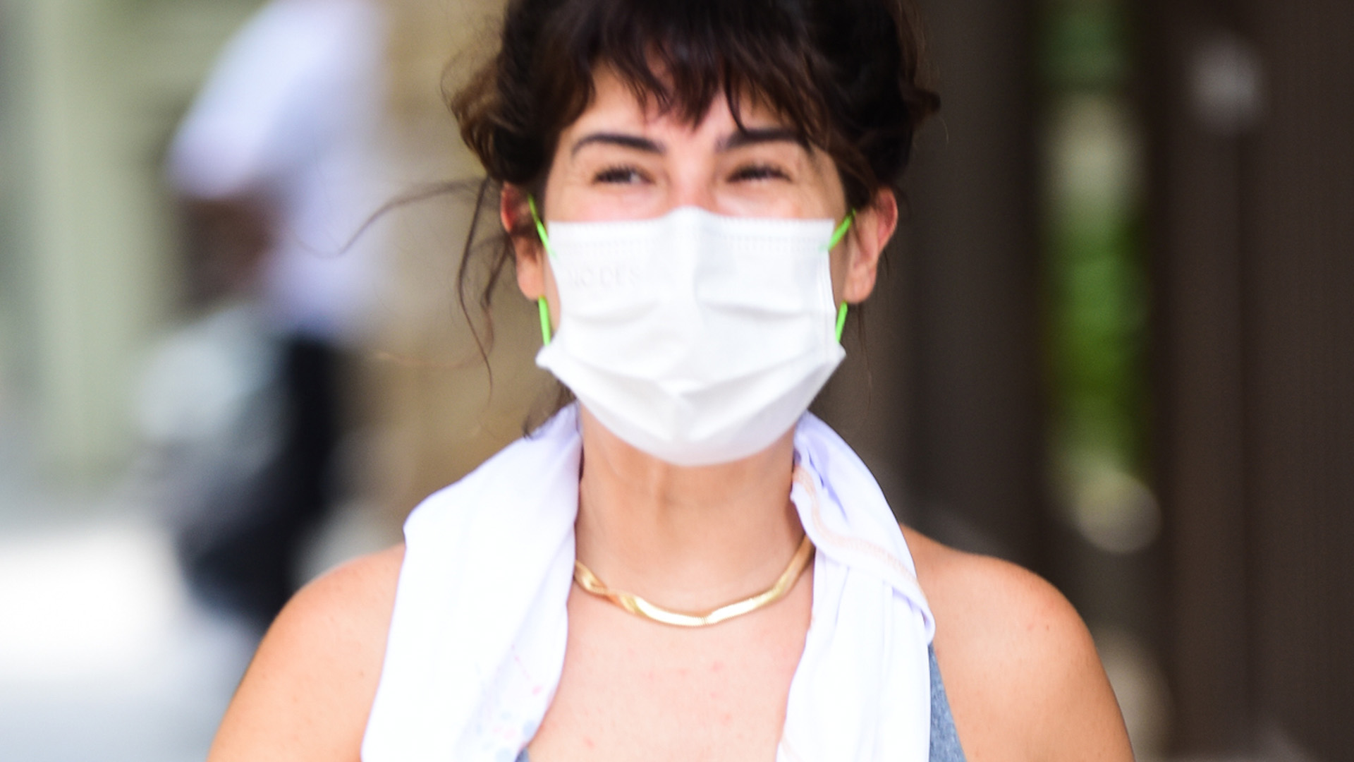 Fernanda Paes Leme exibe barriga sarada saindo da academia