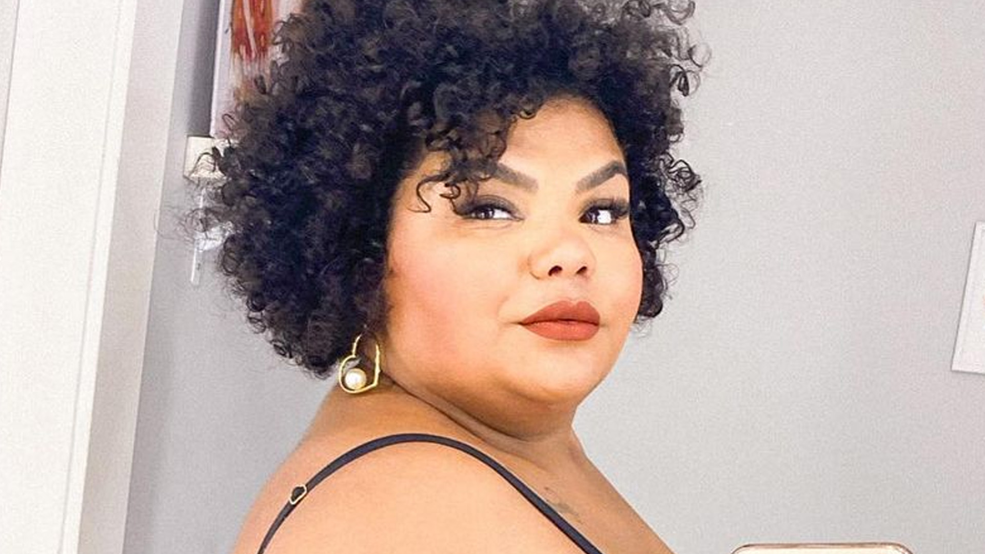 Filha de Arlindo Cruz posa de lingerie e mostra corpão sem retoques: “Orgulhosa”