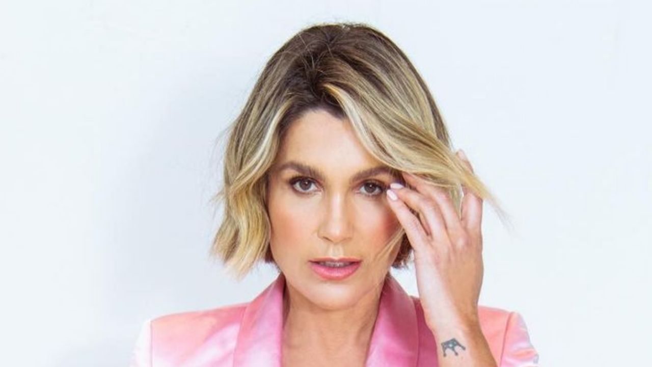Flávia Alessandra posa sem sutiã com terno aberto e leva fãs à loucura: “Arrebentando”