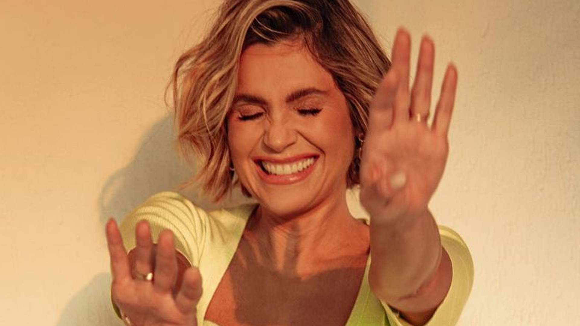 Flávia Alessandra exibe pernões torneados com microvestido: “Inveja do Otaviano”