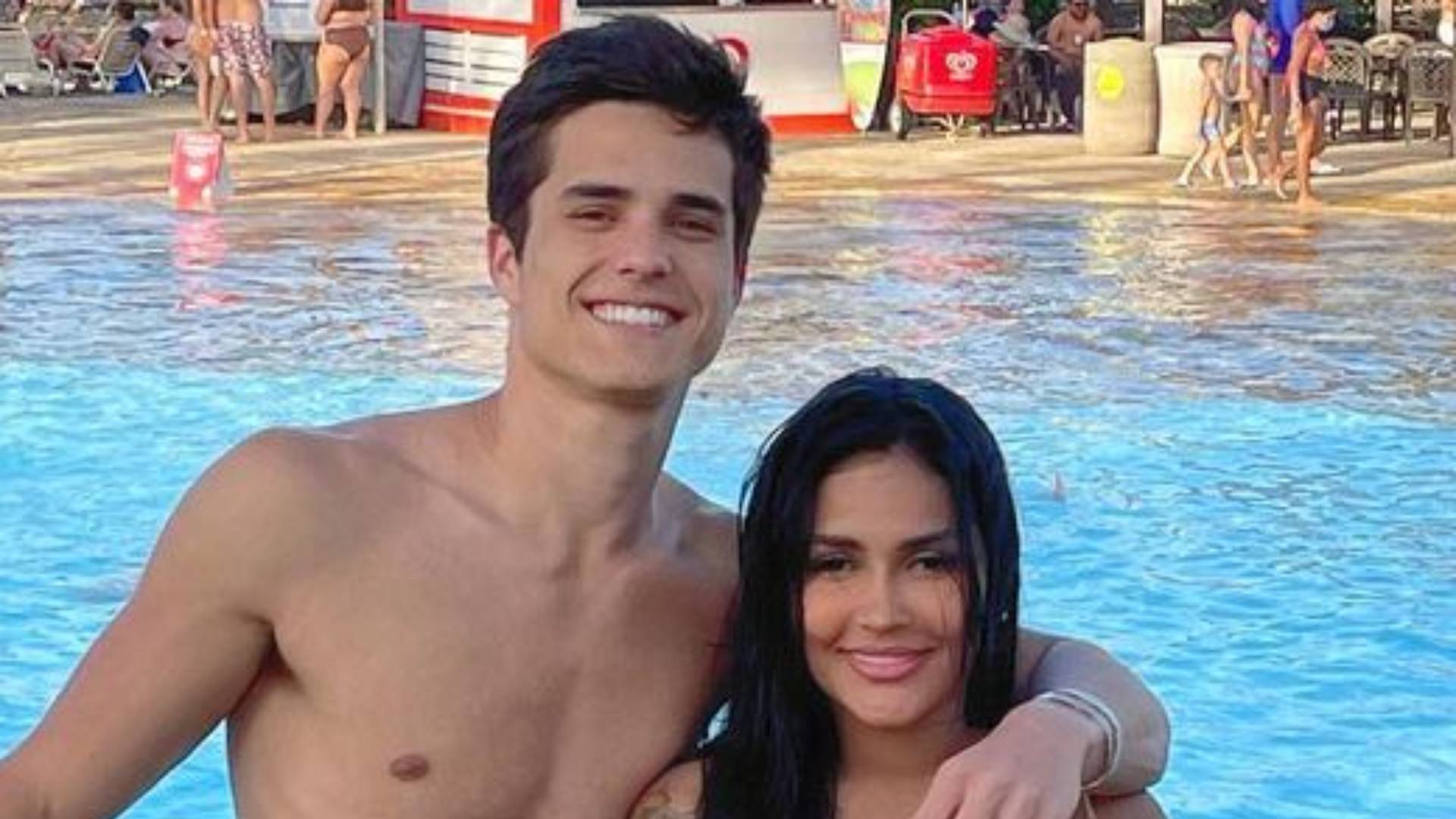 Ex-BBB Flay e o noivo posam agarradinhos e corpaços roubam a cena: “Tanquinhos”