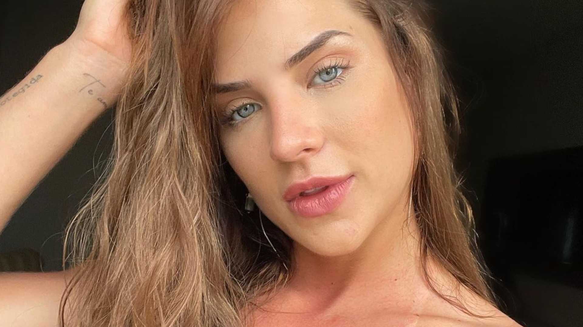 Ex-BBB Gabi Martins deixa sutiã escorregar e marquinha de sol rouba cena: “Sem ar”