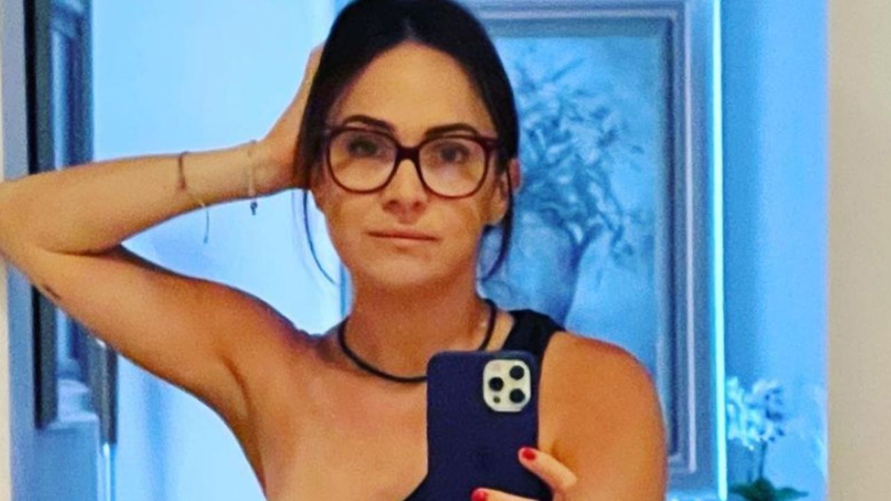 Aos 47 anos, Gabriela Duarte causa ao posar com maiô cavadíssimo: “Deslumbrante”