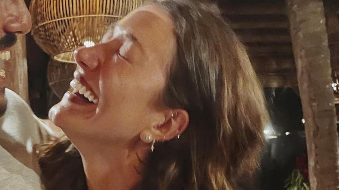 Gabriela Pugliesi surge agarrada com o namorado e faz declaração: “Se procurar bem, encontra”