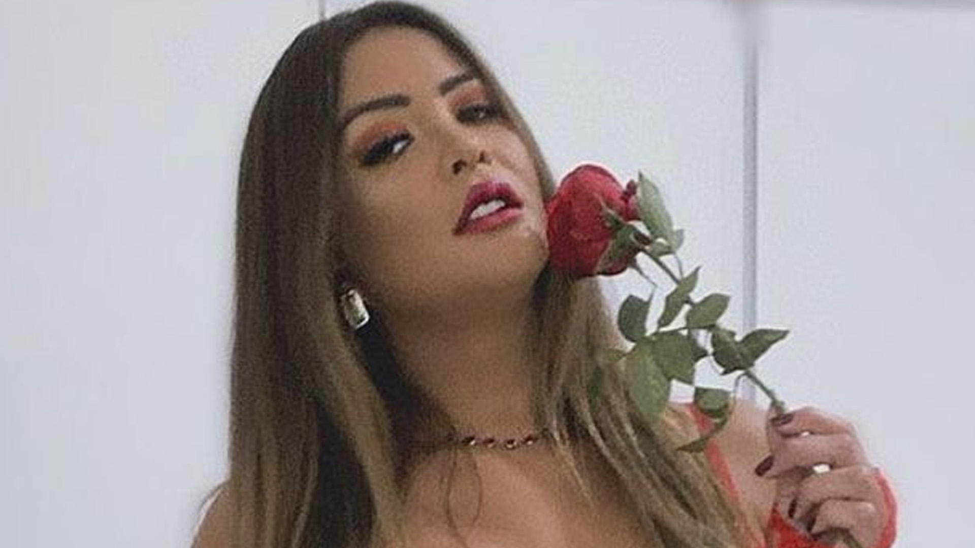 Geisy Arruda se inclina de lingerie e marquinha na virinha aparece: “Uma rosa”