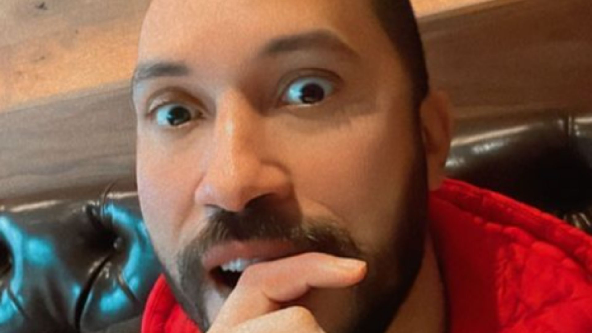 Ex-BBB Gil do Vigor se atrapalha com a tecnologia e comete gafe sexual na web