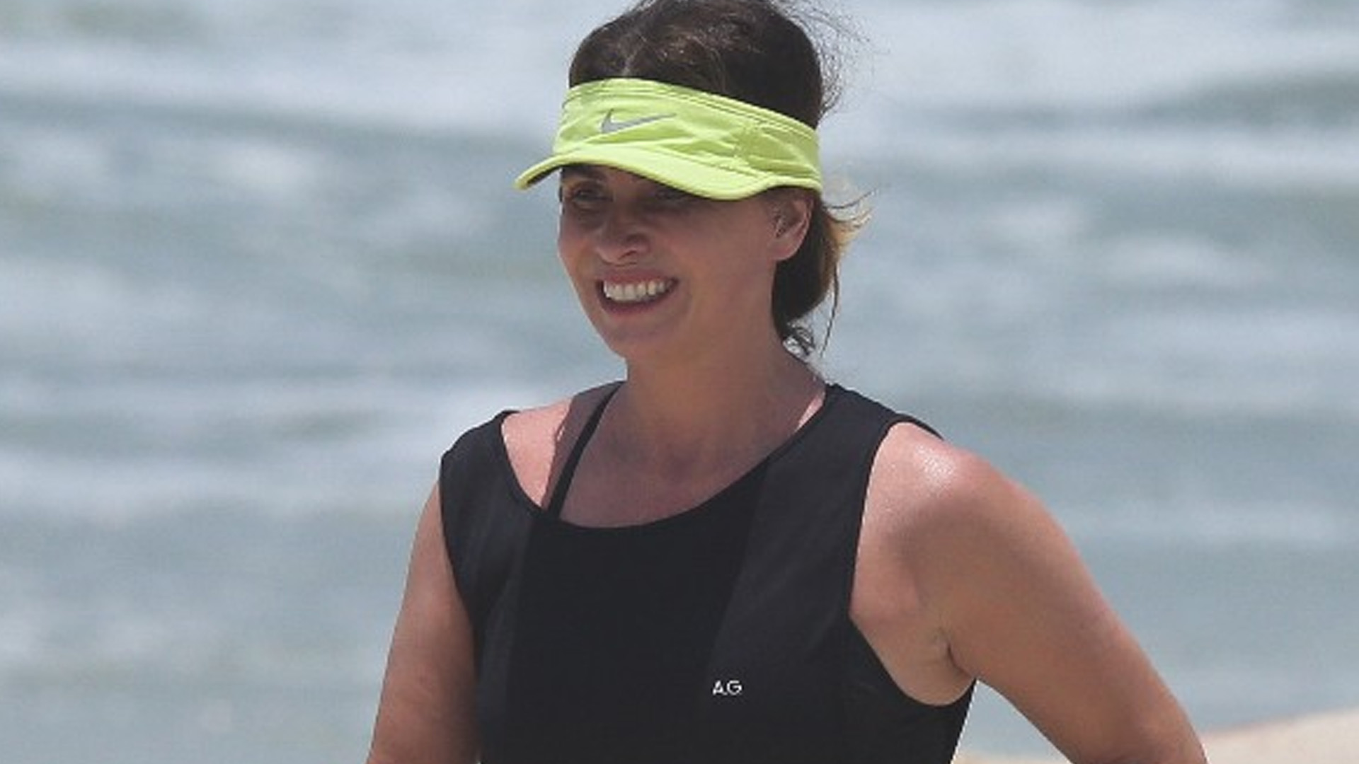 Giovanna Antonelli é clicada malhando na praia e exibe corpão aos 45 anos