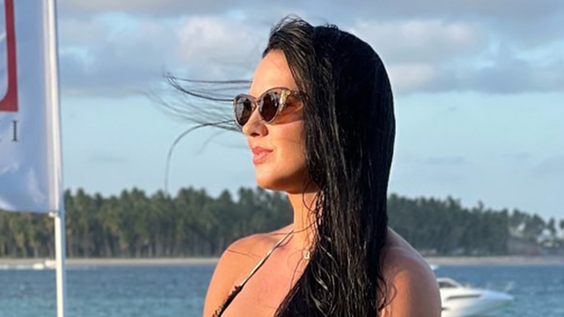 Graciele Lacerda exibe corpão sem defeitos com biquíni micro: “Sereia”