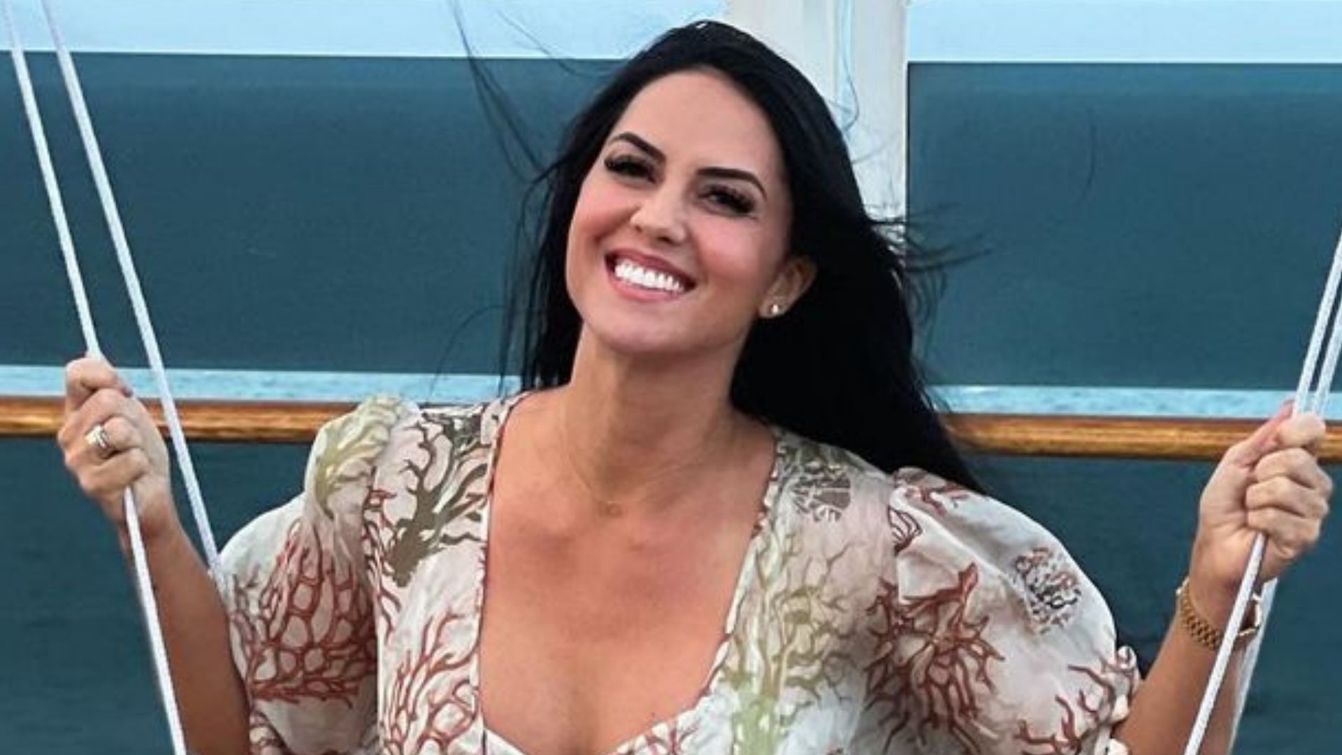 De biquíni, Graciele Lacerda deixa vento bater e dobrinhas da virilha escapam