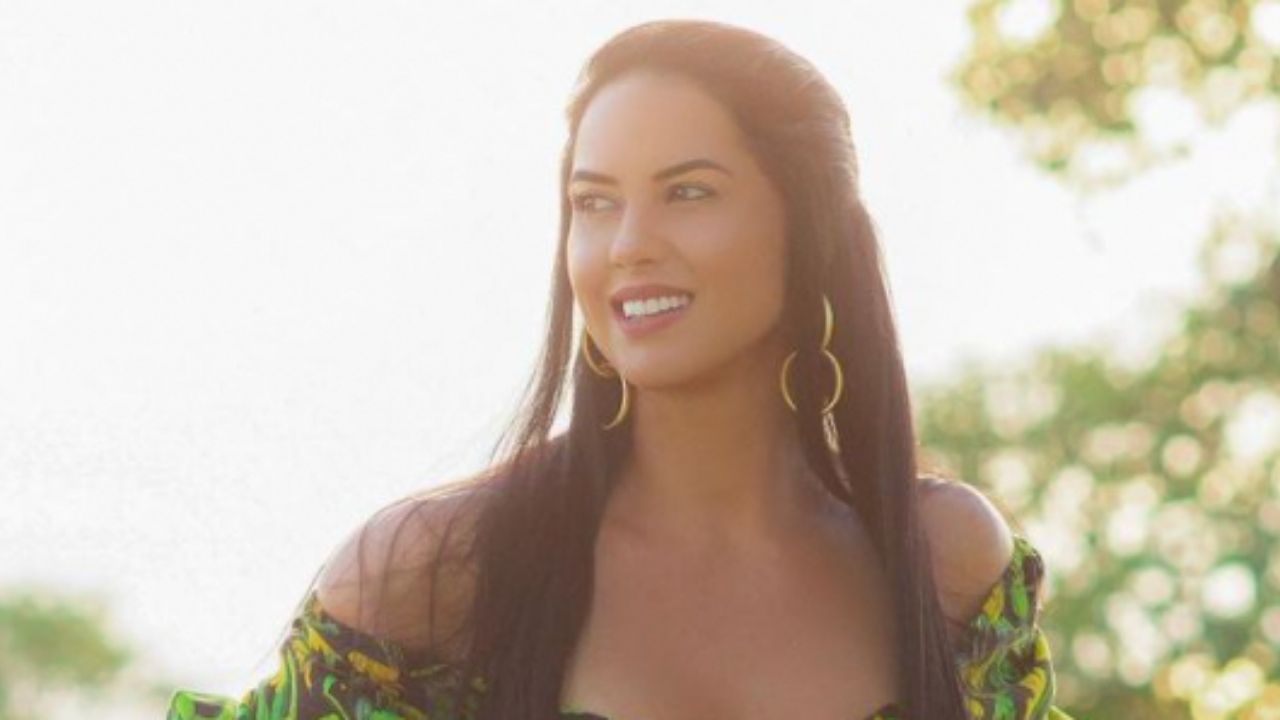 Aos 41 anos, Graciele Lacerda combina blusa ciganinha com shortinho jeans: “Não envelhece”