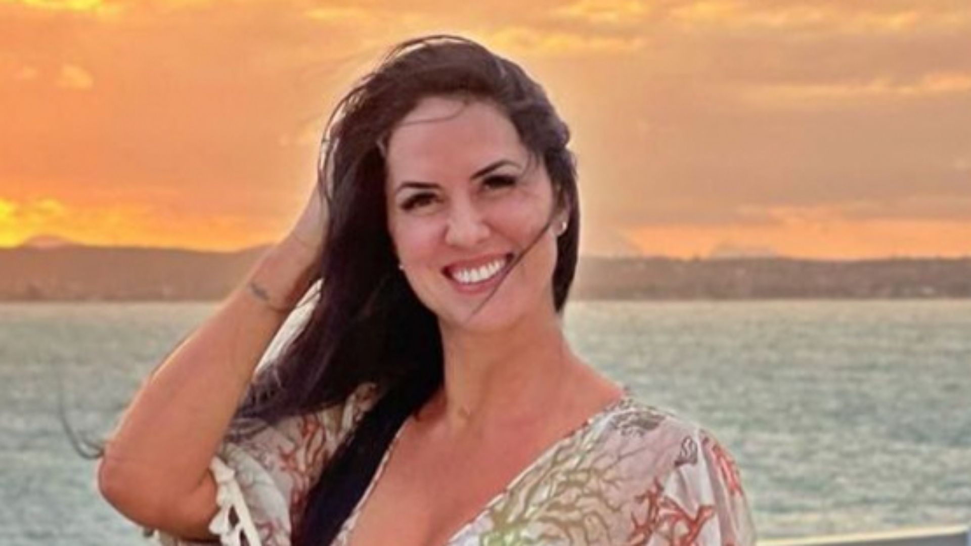 Graciele Lacerda é traída pelo vento e deixa virilha à mostra: “Maravilhosa”