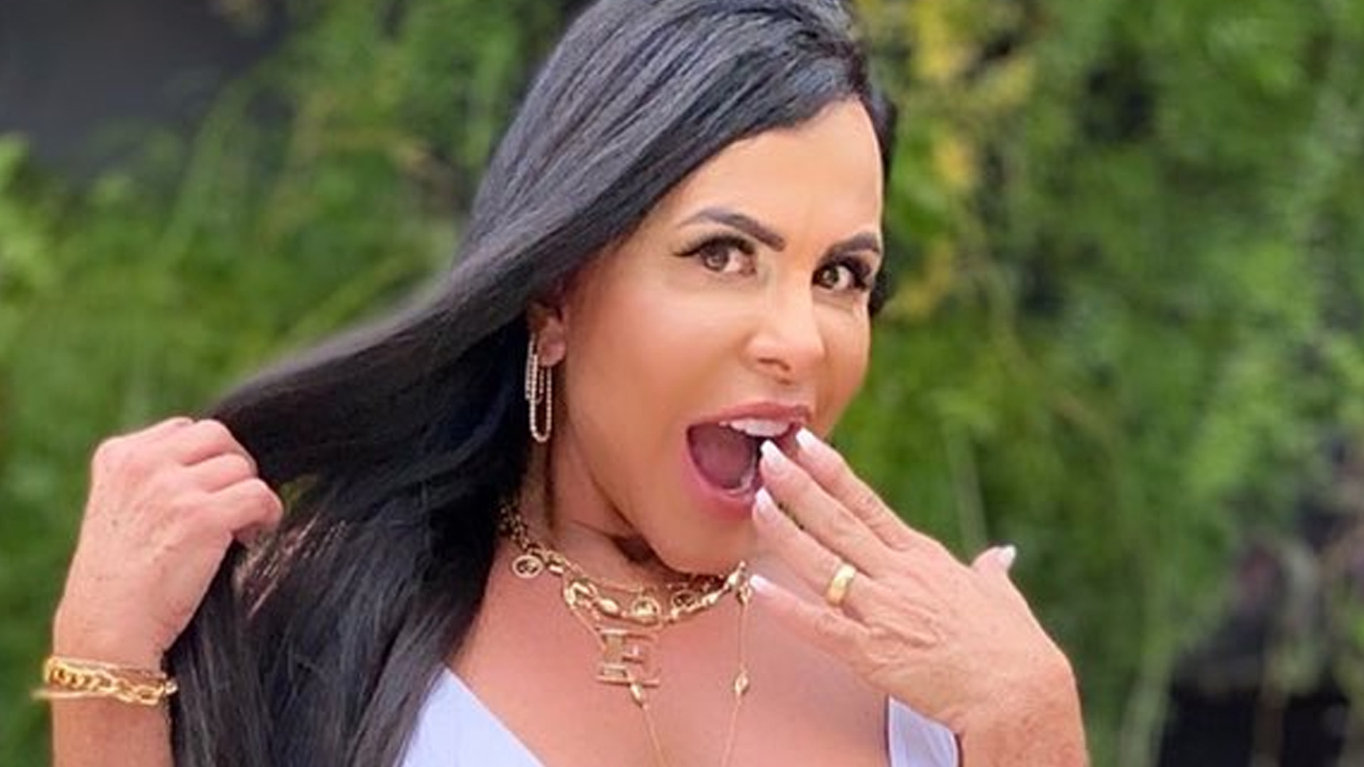 Gretchen aposta em vestido branco sem sutiã: “Cada dia mais jovem”