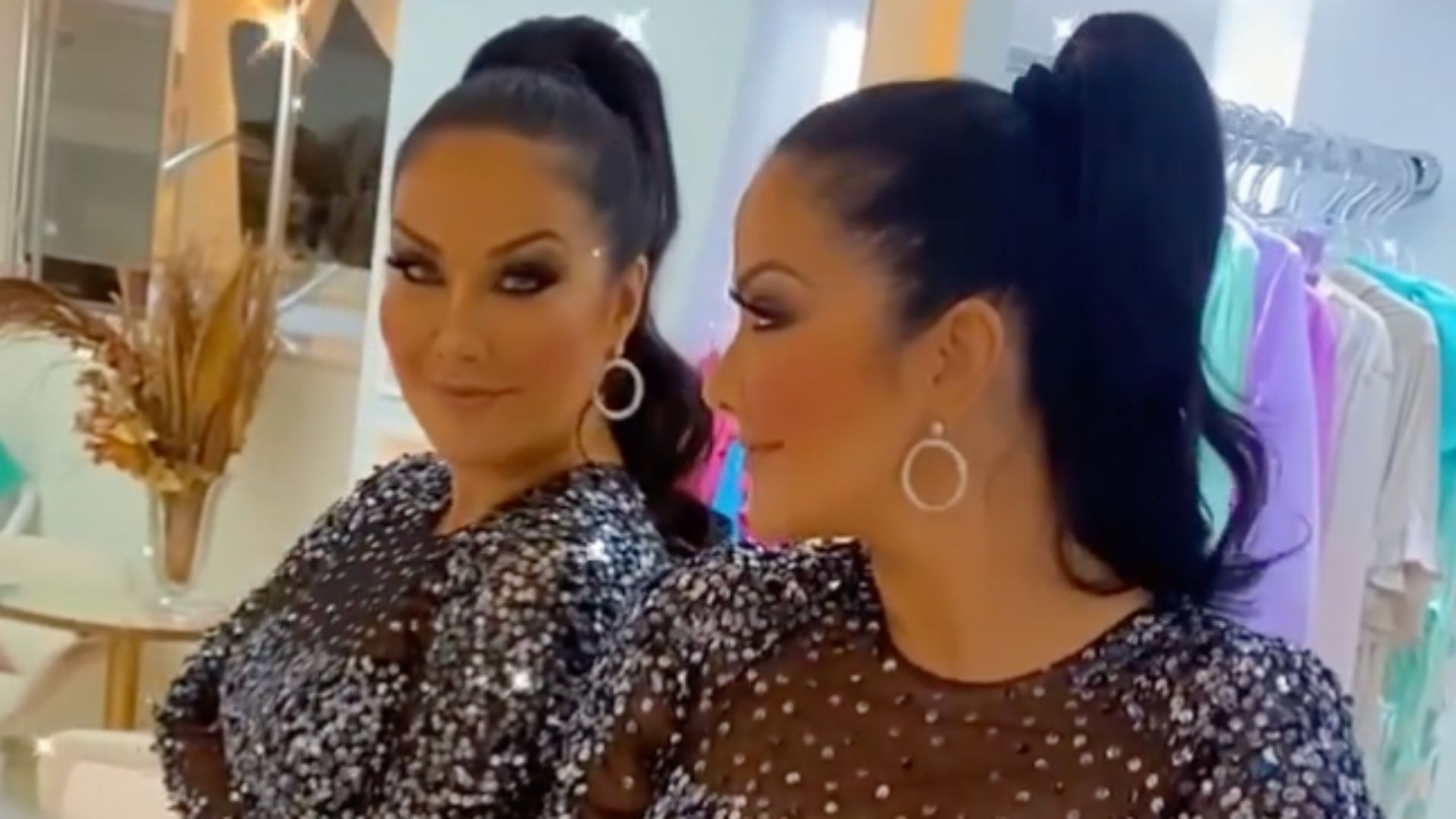 Aos 42, Helen Ganzarolli sensualiza com microvestido na frente do espelho: “Perfeita”