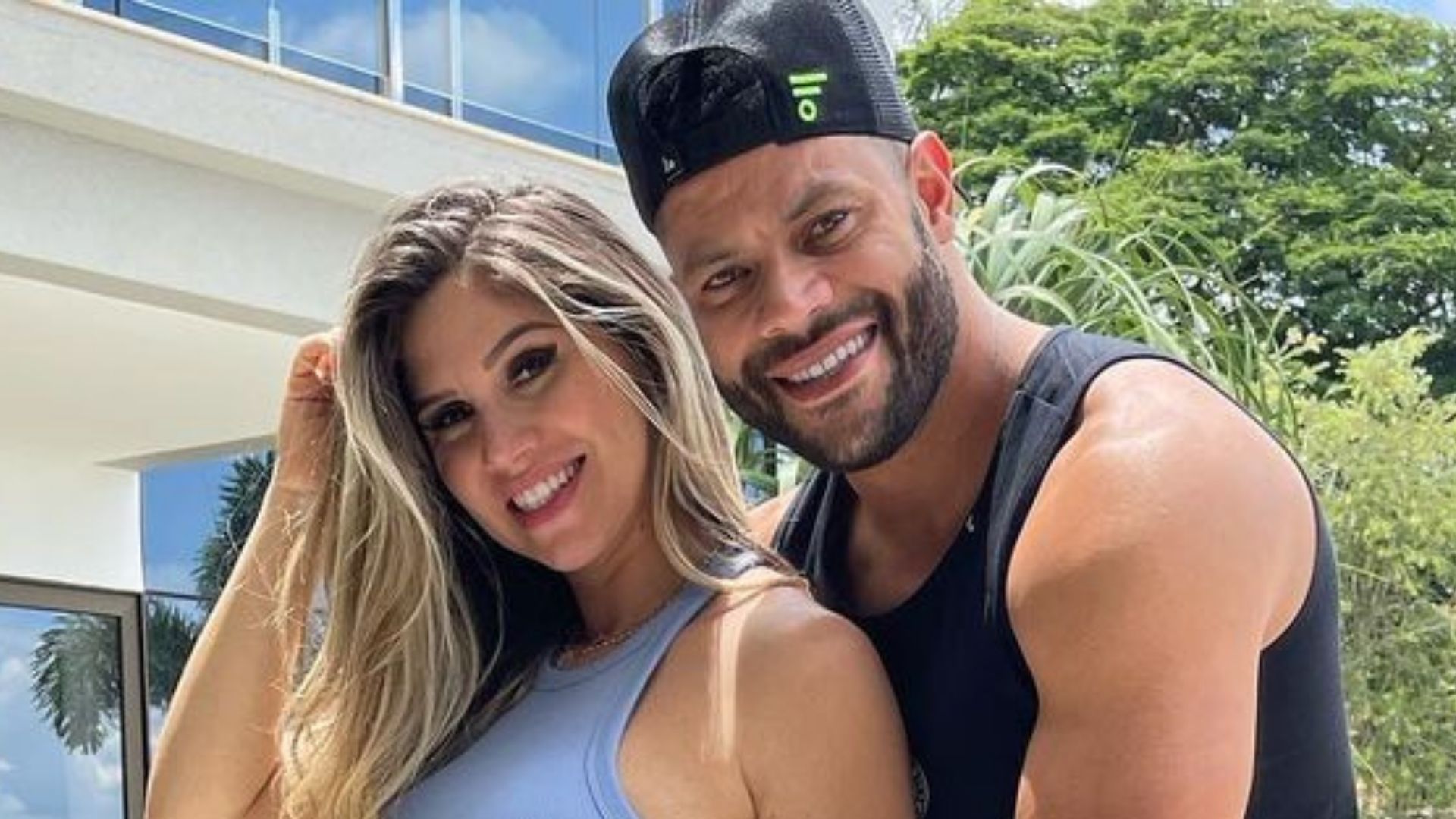 Hulk Paraíba mostra barrigão da esposa em clique romântico: “Não para de crescer”