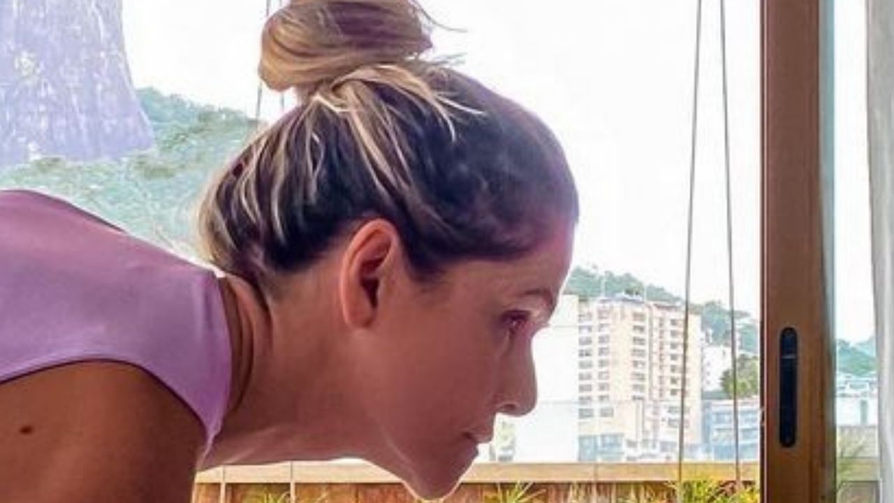 Ingrid Guimarães dá show de equilíbrio e exibe curvas sensacionais: “Poderosa”
