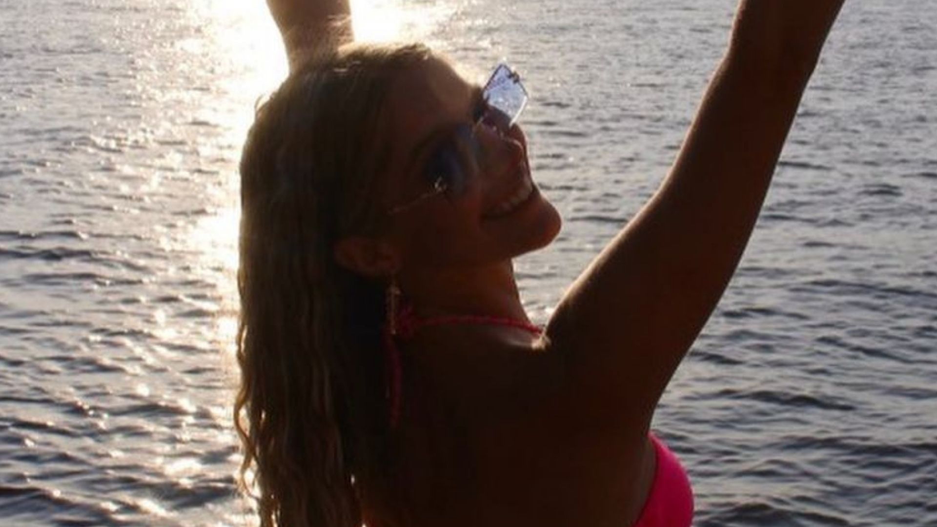 Isabella Santoni empina bumbum em passeio de barco e curvas agradam: “Gostosa”