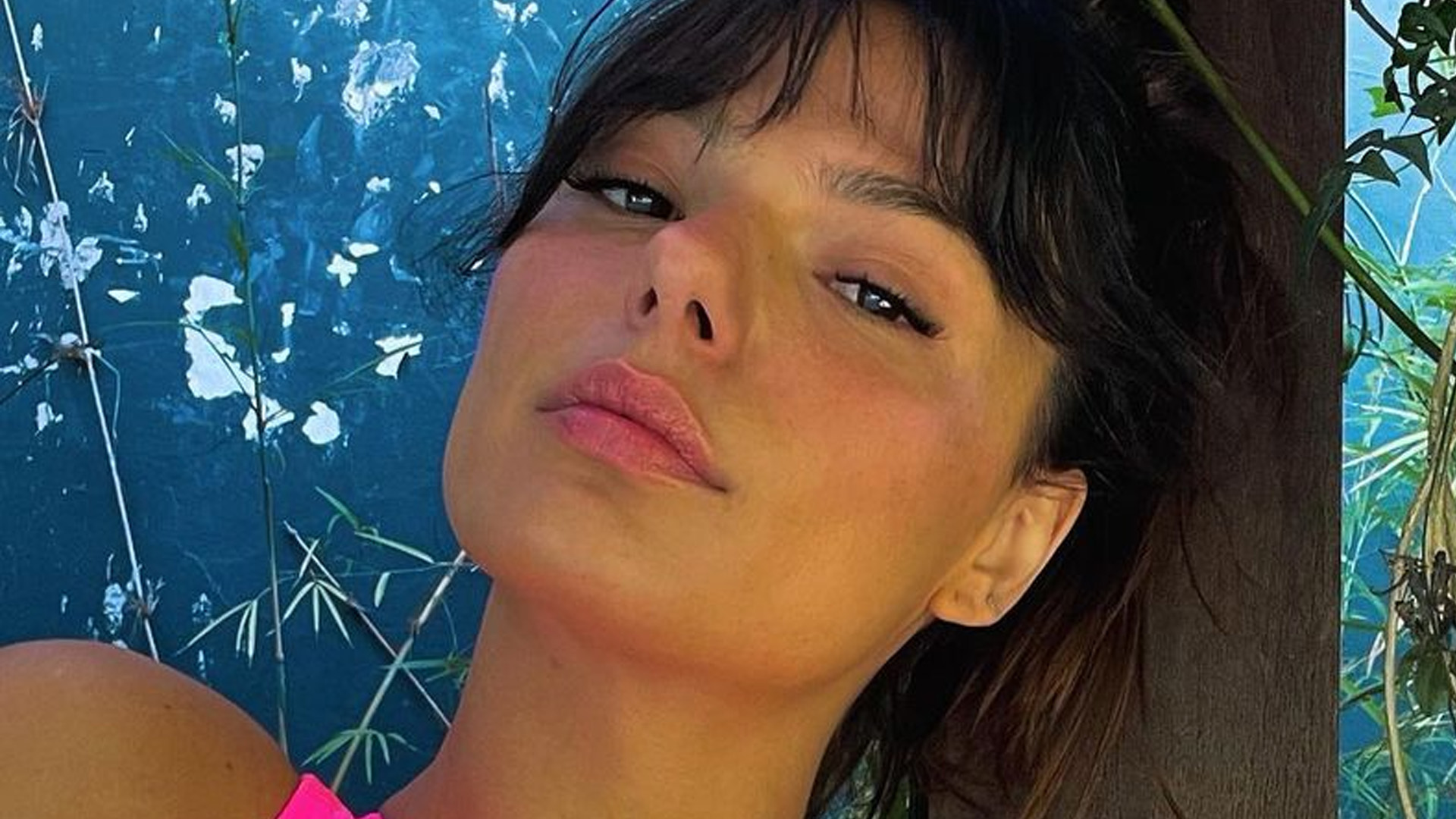 Isis Valverde dá close na barriga sarada de biquíni: “Que boneca”