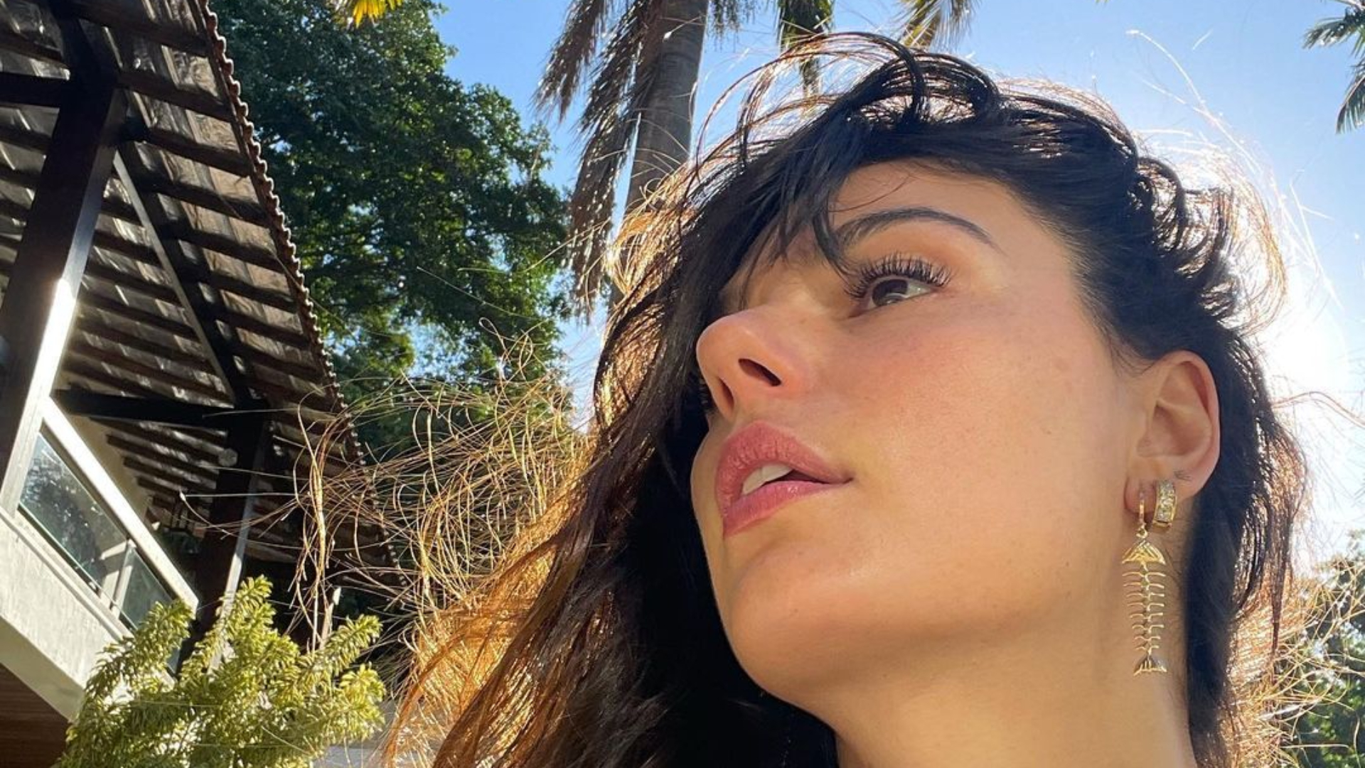 De biquíni fininho, Isis Valverde causa ao exibir curvas poderosas: “Uma deusa”