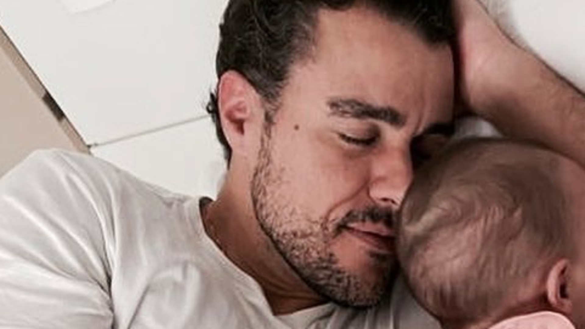 Joaquim Lopes paparica muito as gêmeas e semelhança impressiona: “Anjinhos”