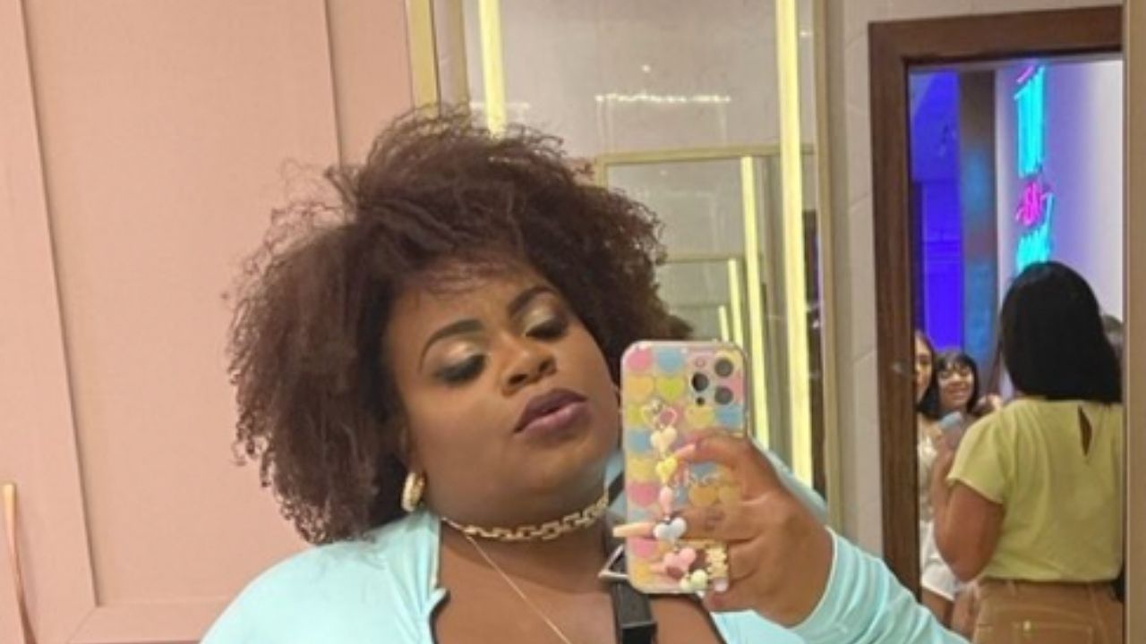 Jojo Todynho escolhe look coladinho com decotão: “E essa cinturinha?”