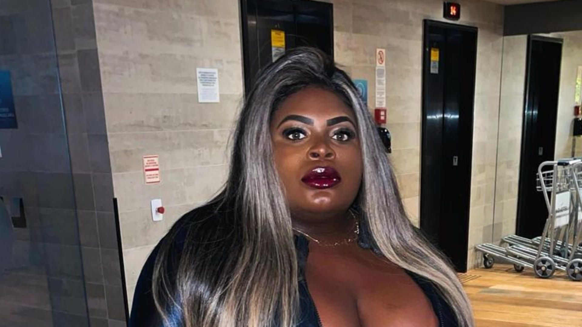 Jojo Todynho aposta em look sexy com decote até o umbigo e rouba a cena: “Mulherão”