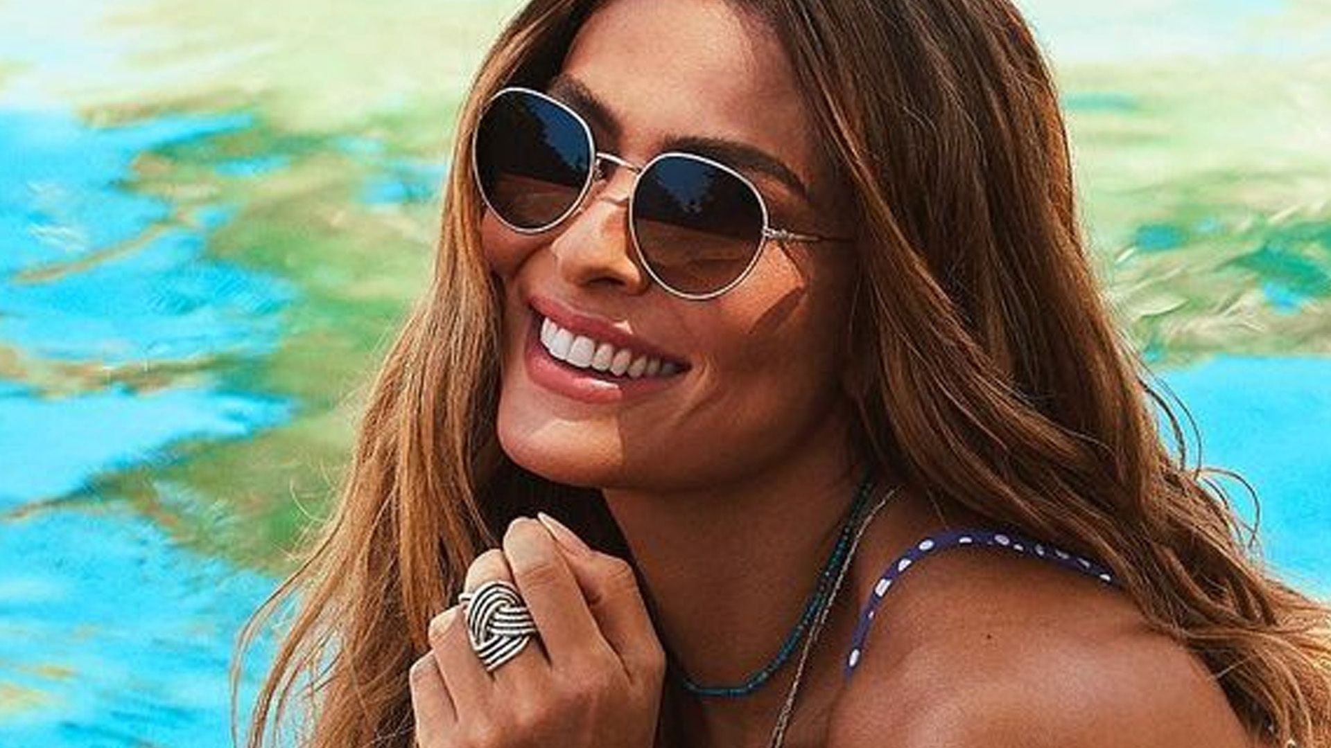 Juliana Paes empina bumbum à beira da piscina e agrada: “Espetáculo”