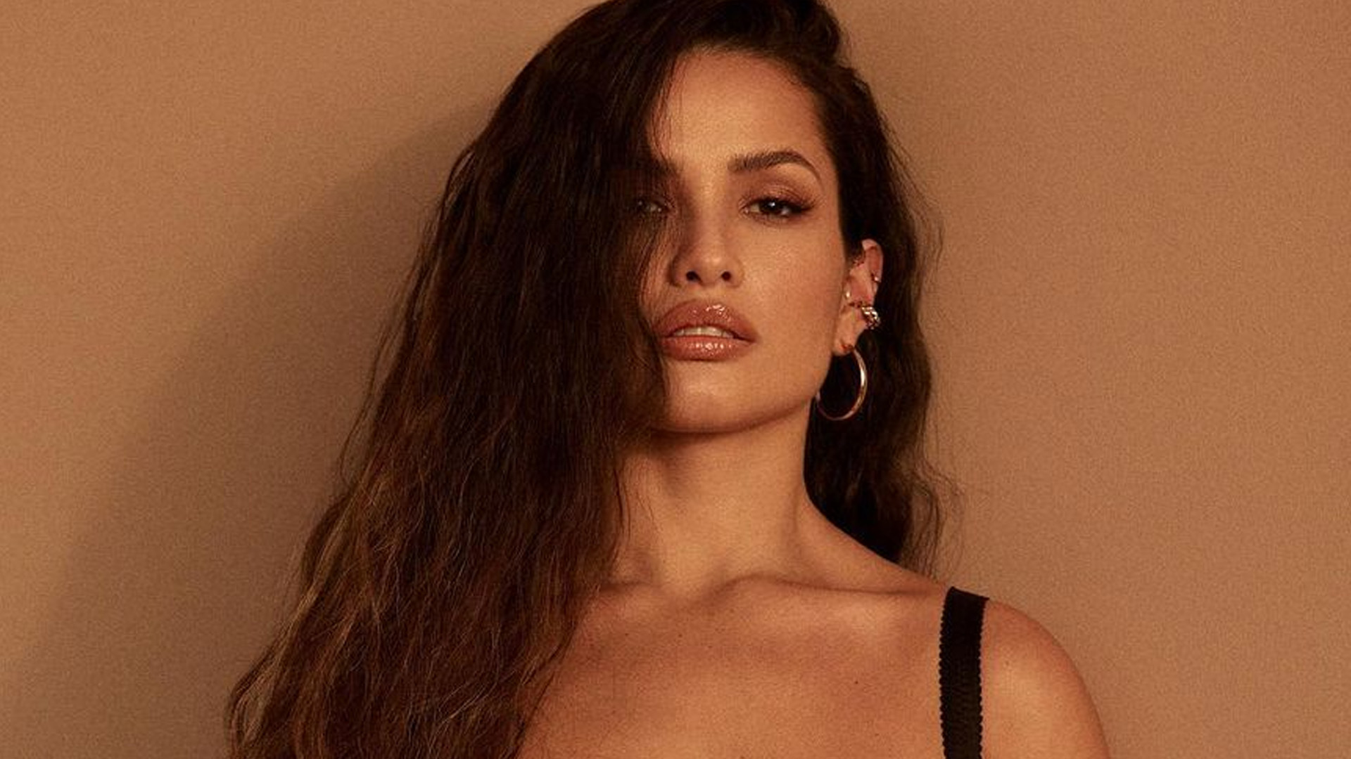 Ex-BBB Juliette Freire surge em vestido curtinho e sensualiza: “Deusa”