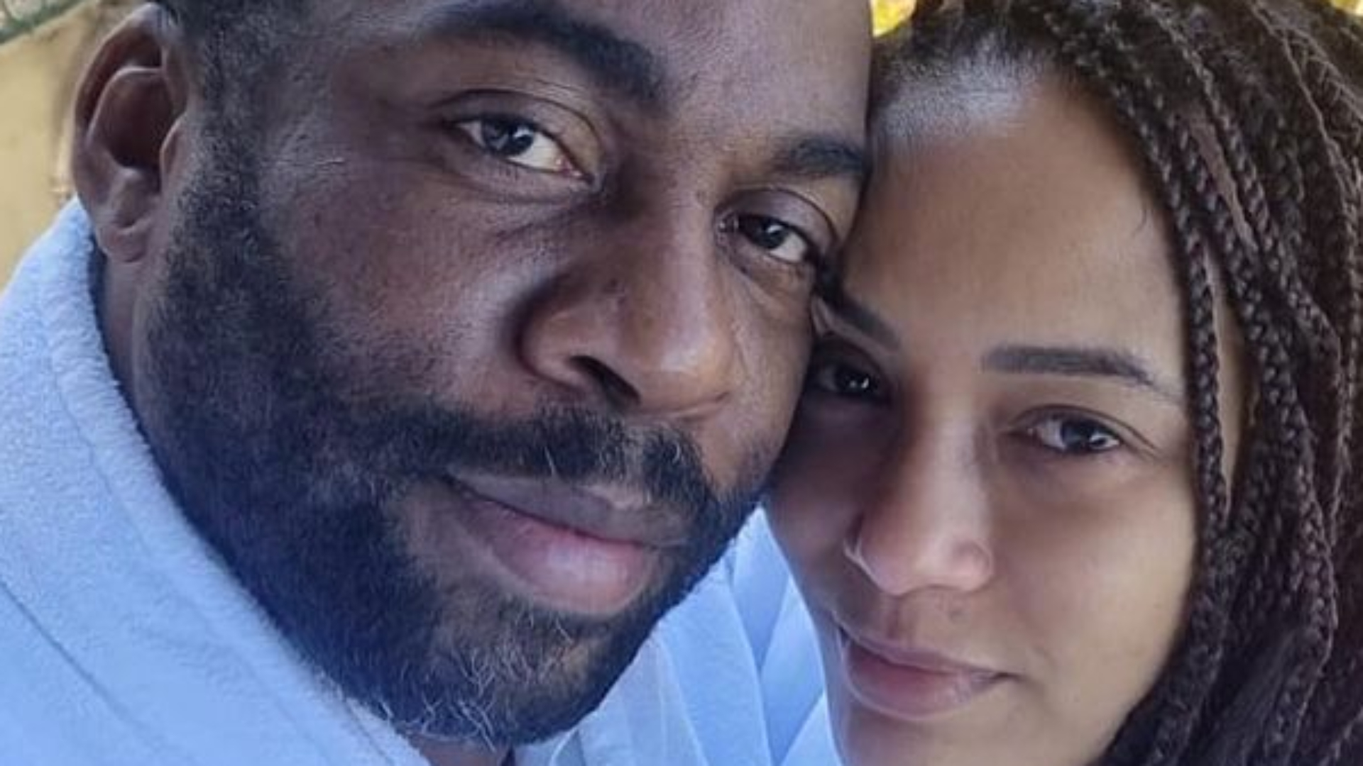 Taís Araujo e Lázaro Ramos posam de roupão em clima de romance durante viagem