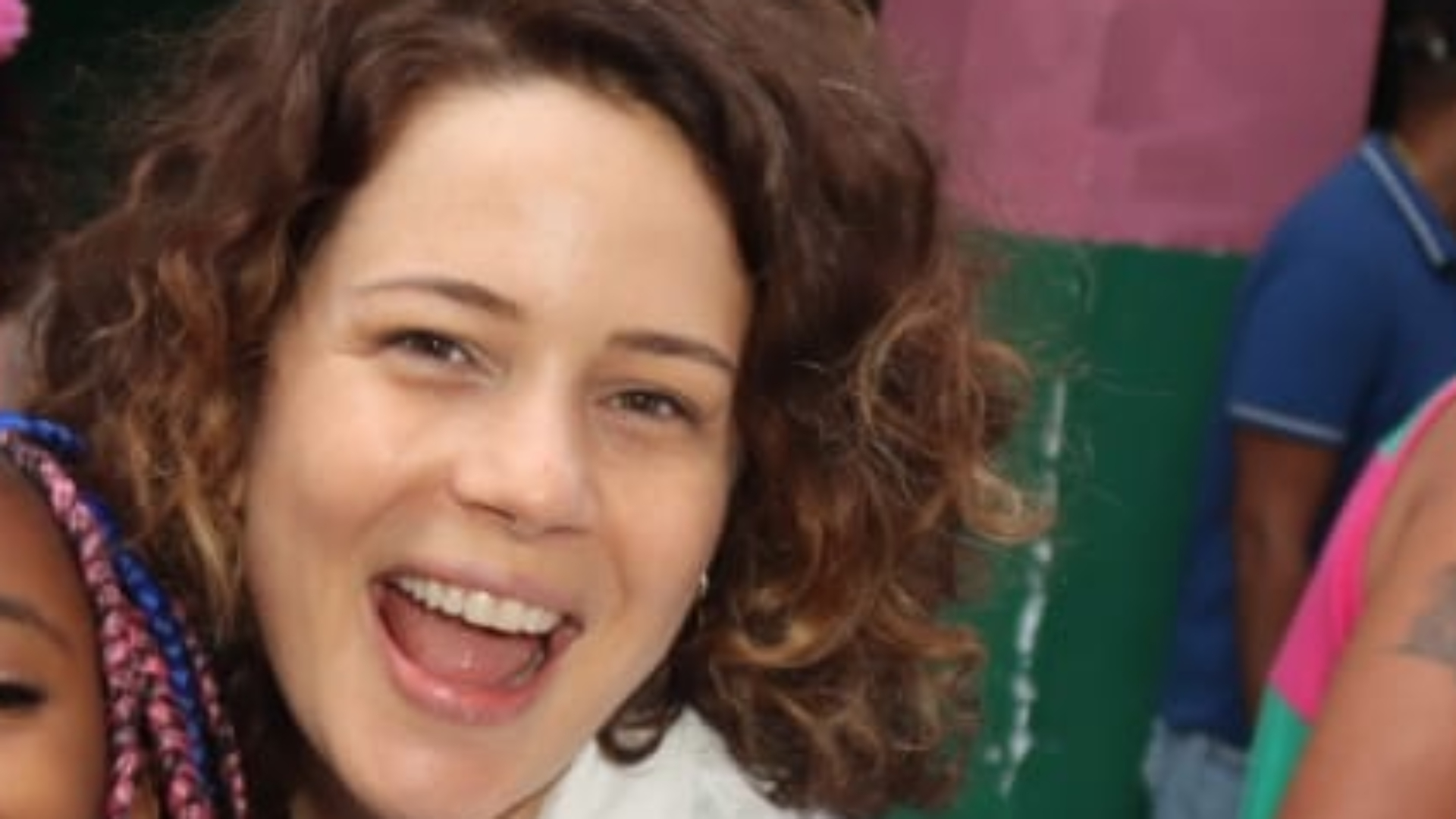 Leandra Leal faz rara aparição pública com a filha e o namorado em evento no Rio