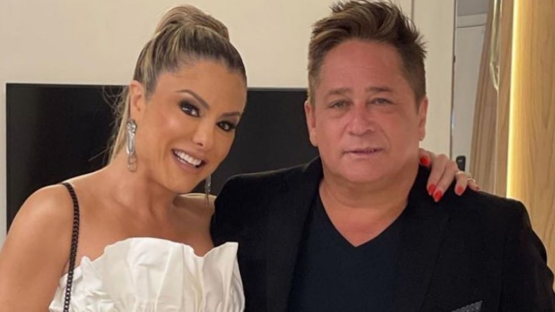 Leonardo encarna marido babão ao parabenizar Poliana Rocha: “Dia todo dela”