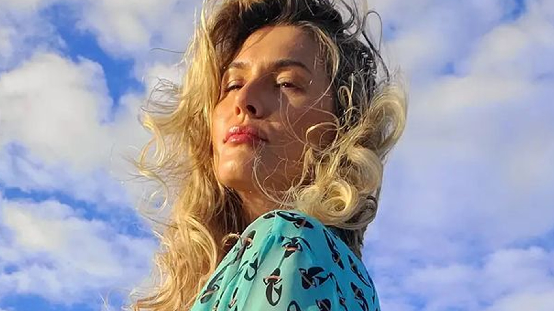 Lívia Andrade dá sentadinha de biquíni e bumbum ocupa a tela: “Gostosíssima”