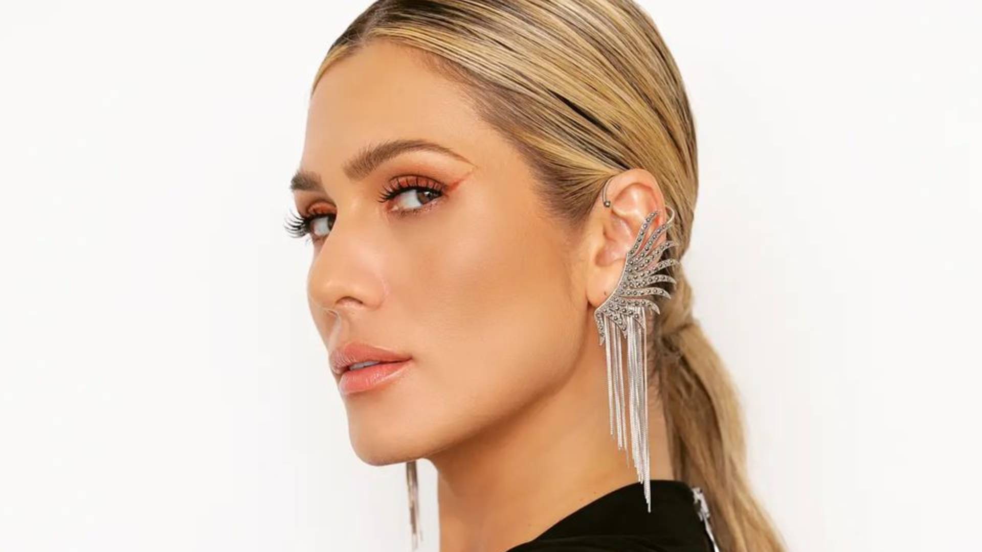 Lívia Andrade surge de cara lavada e beleza natural rouba a cena: “Rostinho de menina”