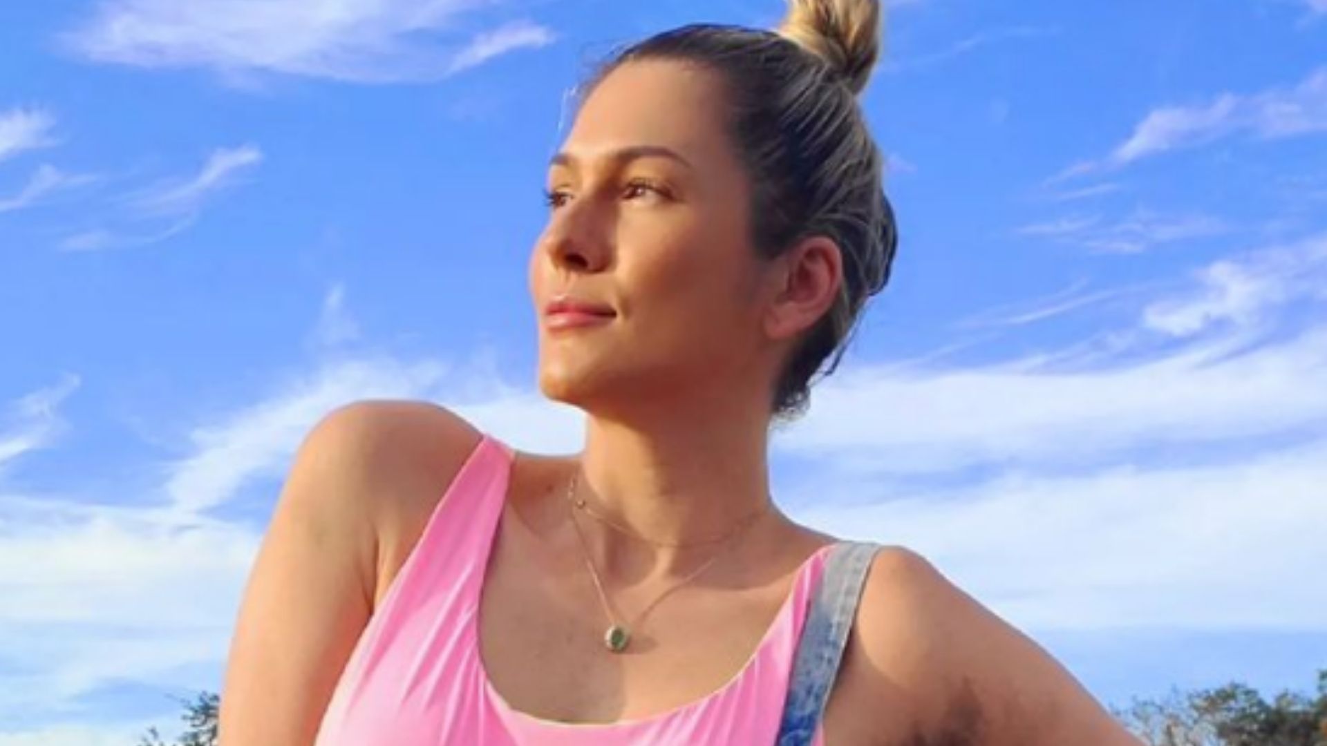 Sem sutiã, Lívia Andrade quase deixa seios escaparem em body cavado: “O poder”